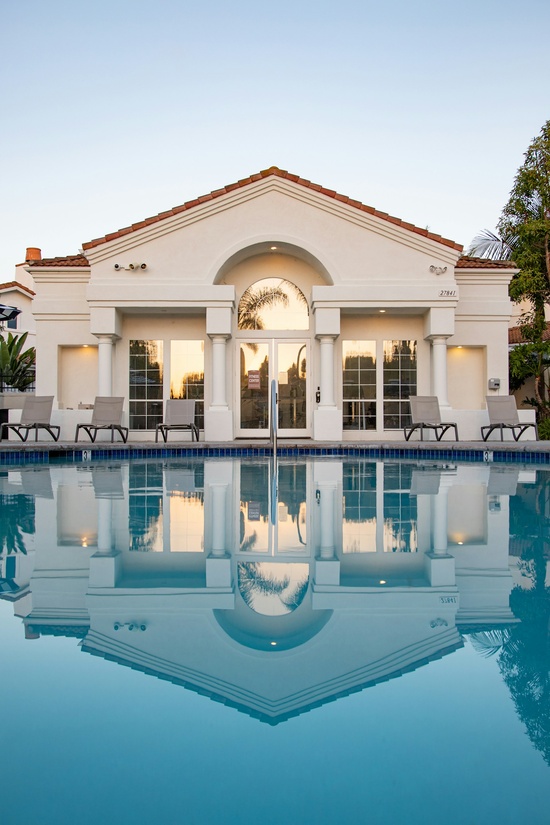 Ein Herrenhaus mit Swimmingpool | Quelle: Unsplash