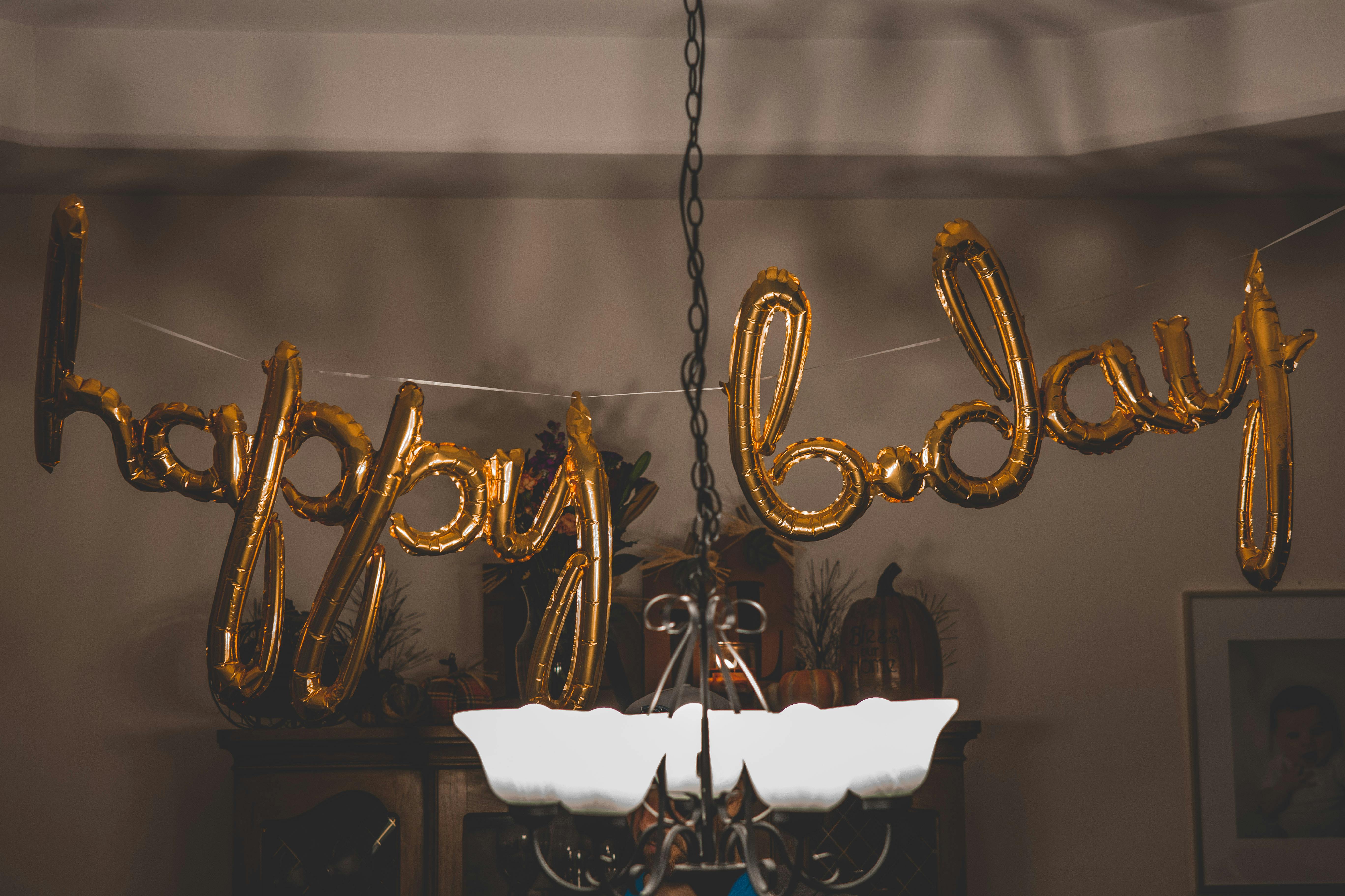 Hängende Geburtstagsballons | Quelle: Pexels