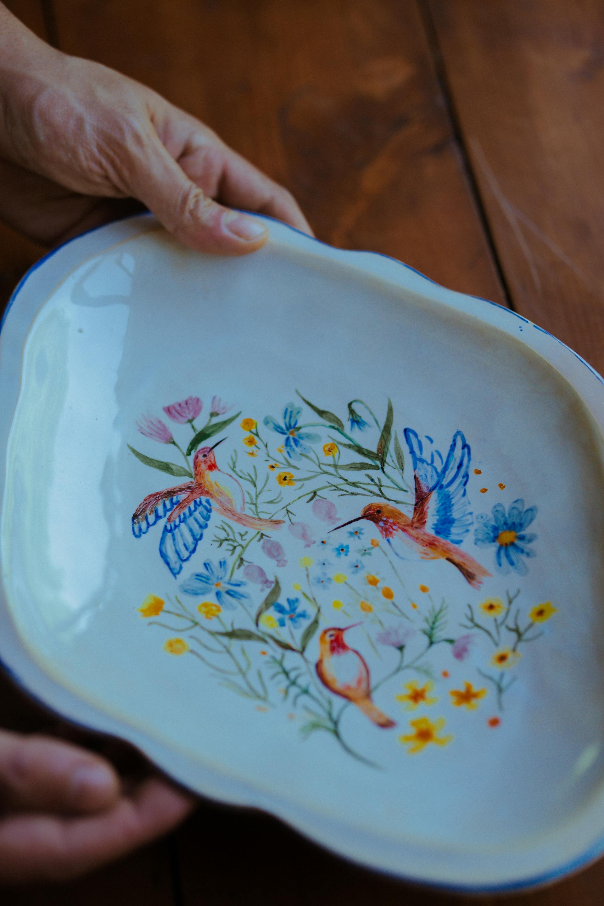 Eine Frau hält eine handbemalte Keramikschale in der Hand | Quelle: Pexels