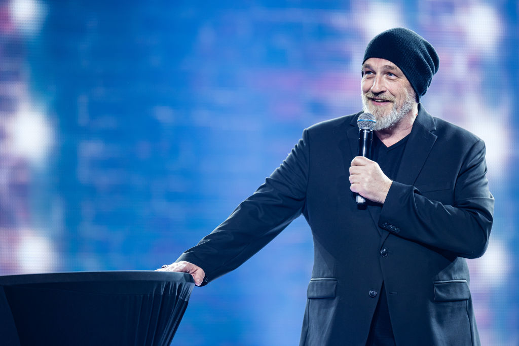 Torsten Sträter tritt am 19. April 2024 im Europa-Park in Rust anlässlich der Verleihung des 24. Radio Regenbogen Awards auf | Quelle: Getty Images