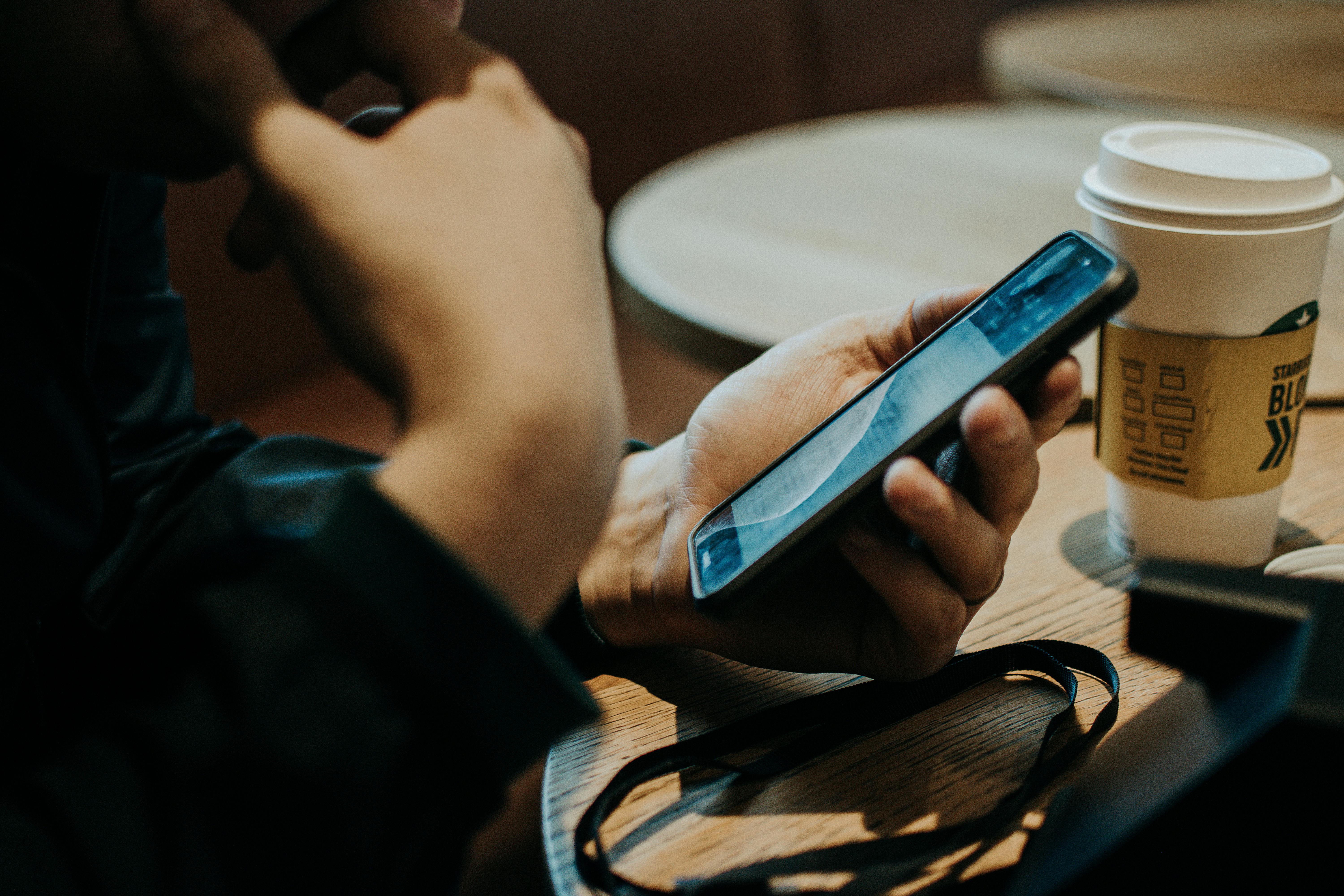 Eine Person hält ein Smartphone | Quelle: Pexels