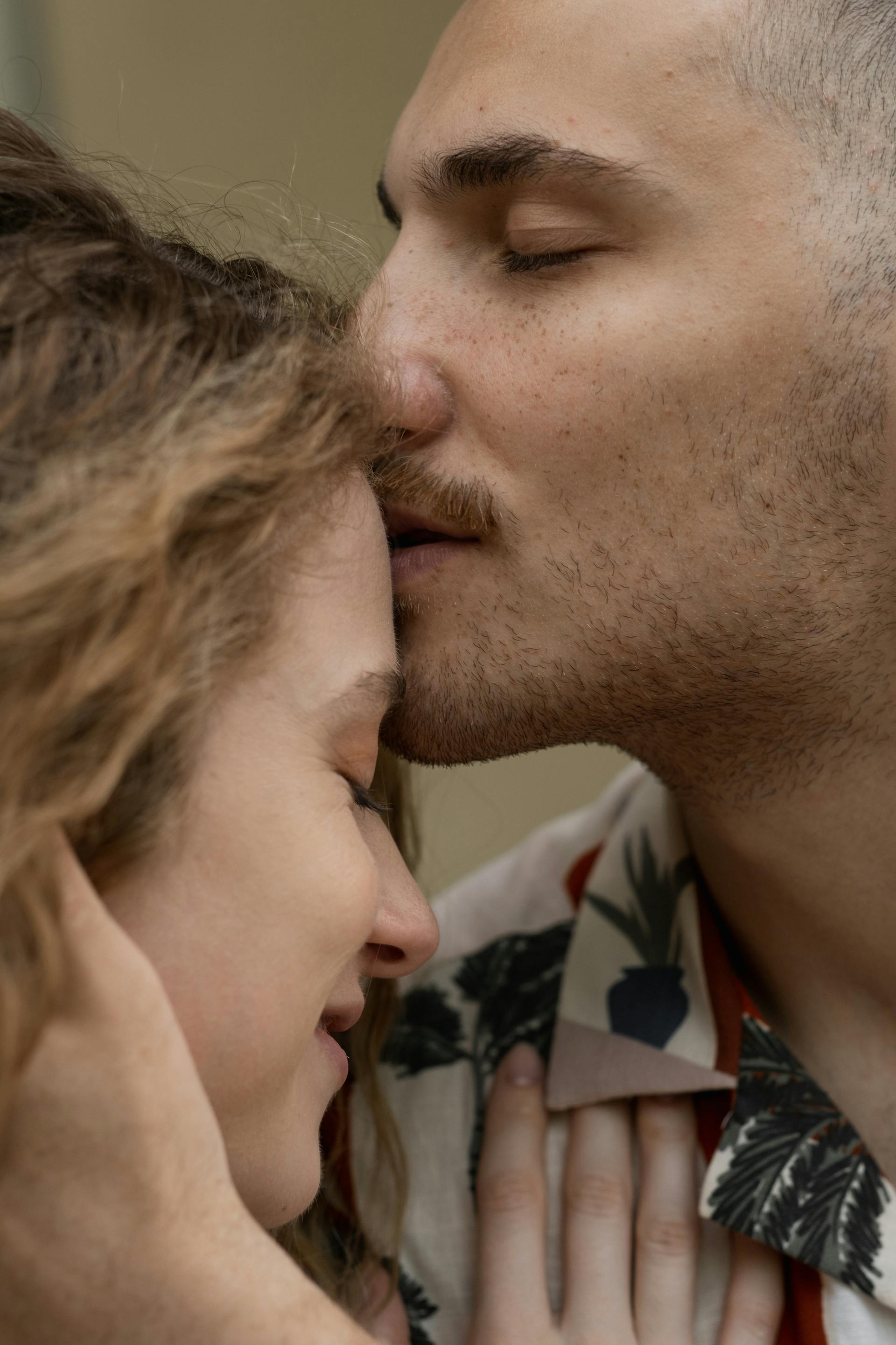 Ein Mann küsst eine Frau auf die Stirn | Quelle: Pexels