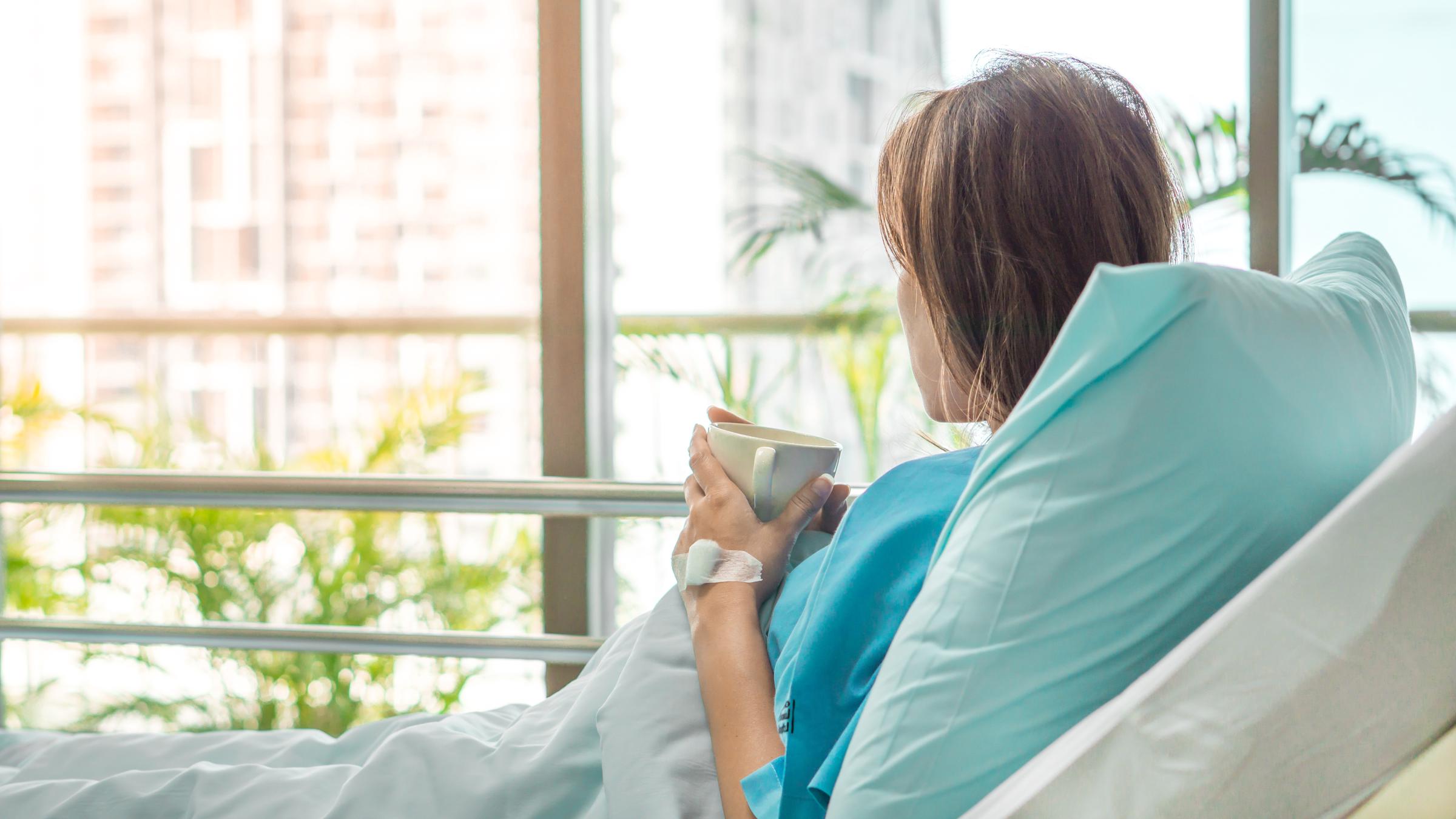 Mädchen im Krankenhausbett | Quelle: Shutterstock