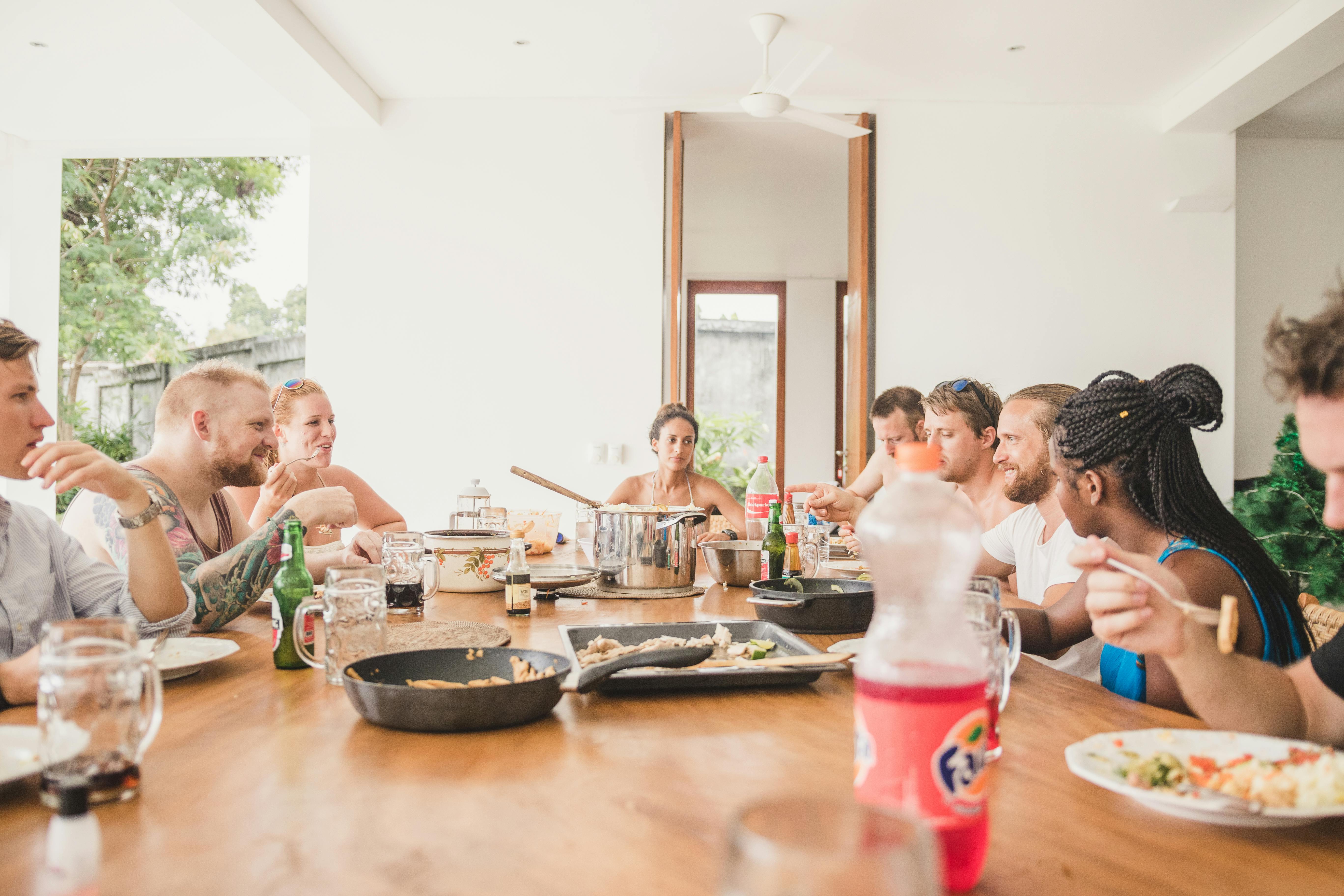 Eine Gruppe von Menschen beim gemeinsamen Essen | Quelle: Pexels