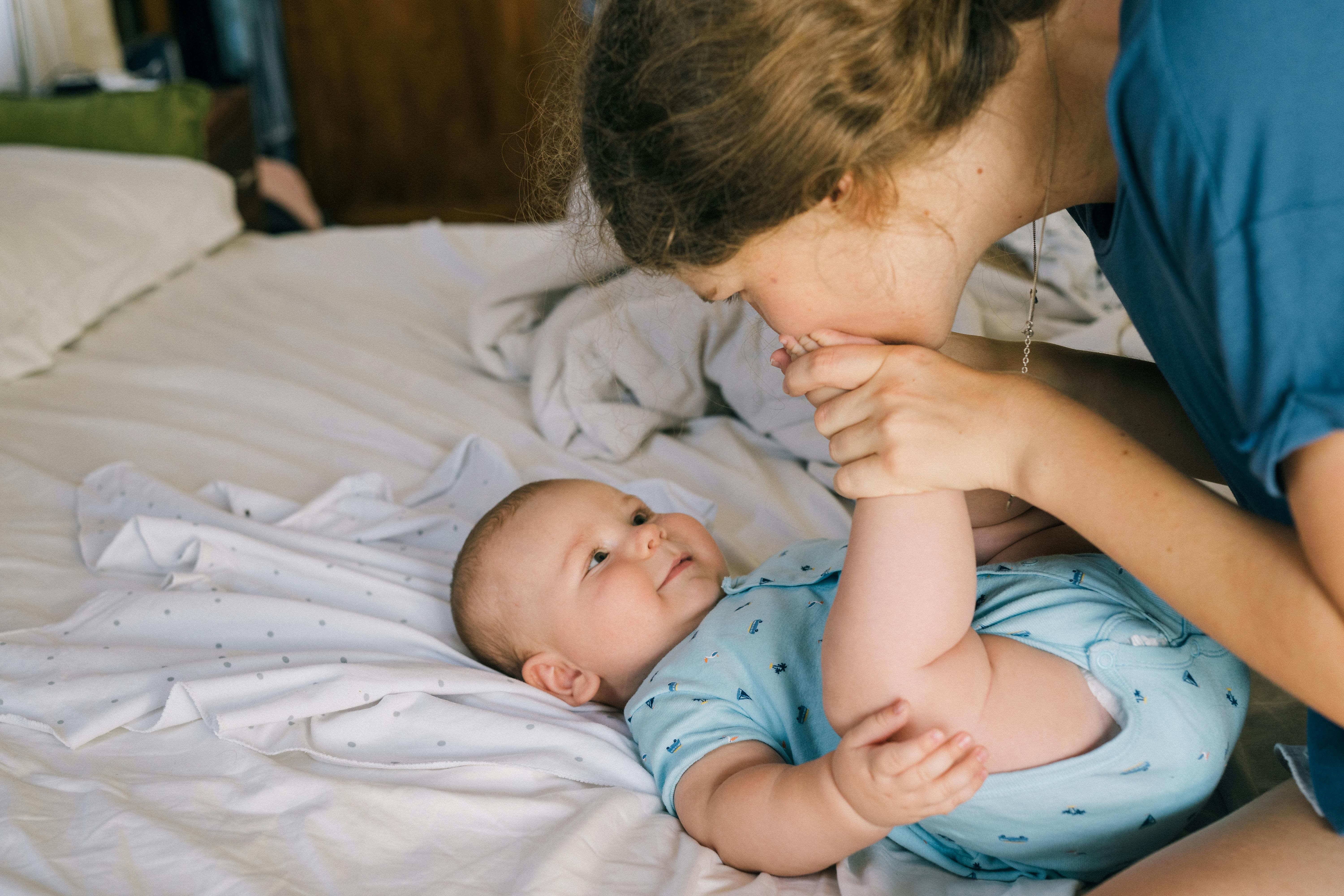 Frau küsst die Füße ihres Babys | Quelle: Pexels