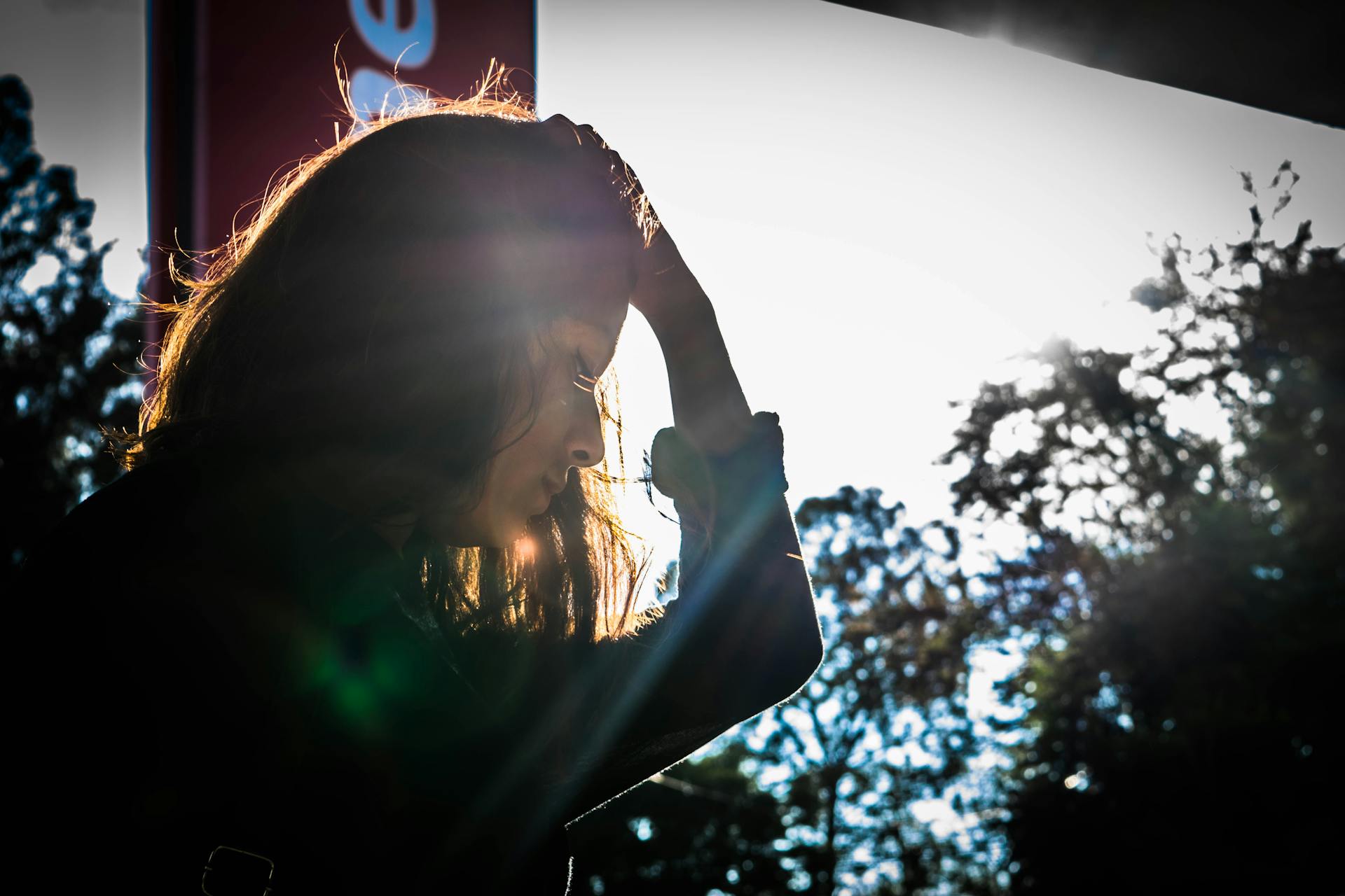 Eine Frau, die nach unten schaut | Quelle: Pexels