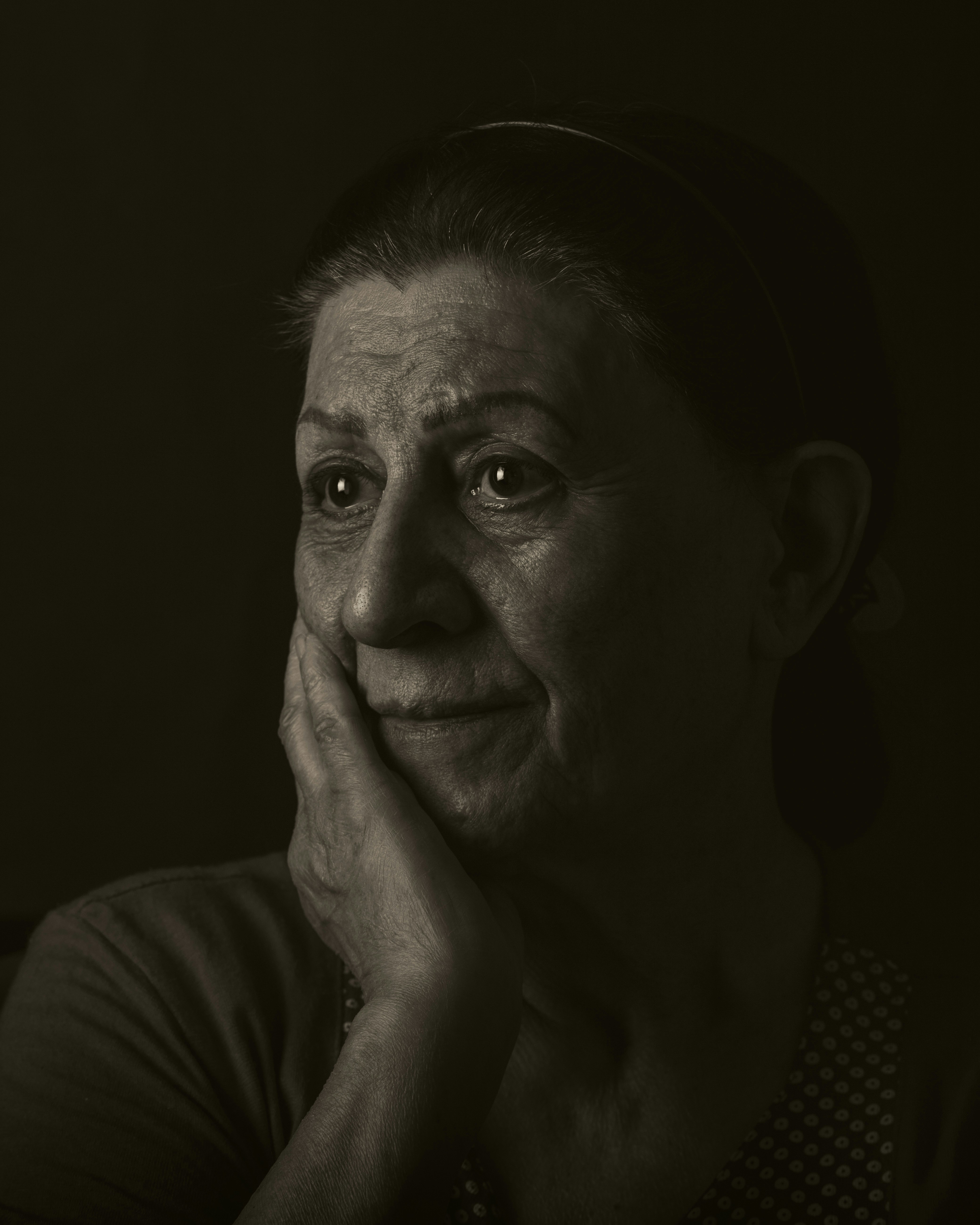 Eine überraschte und emotionale Frau | Quelle: Unsplash