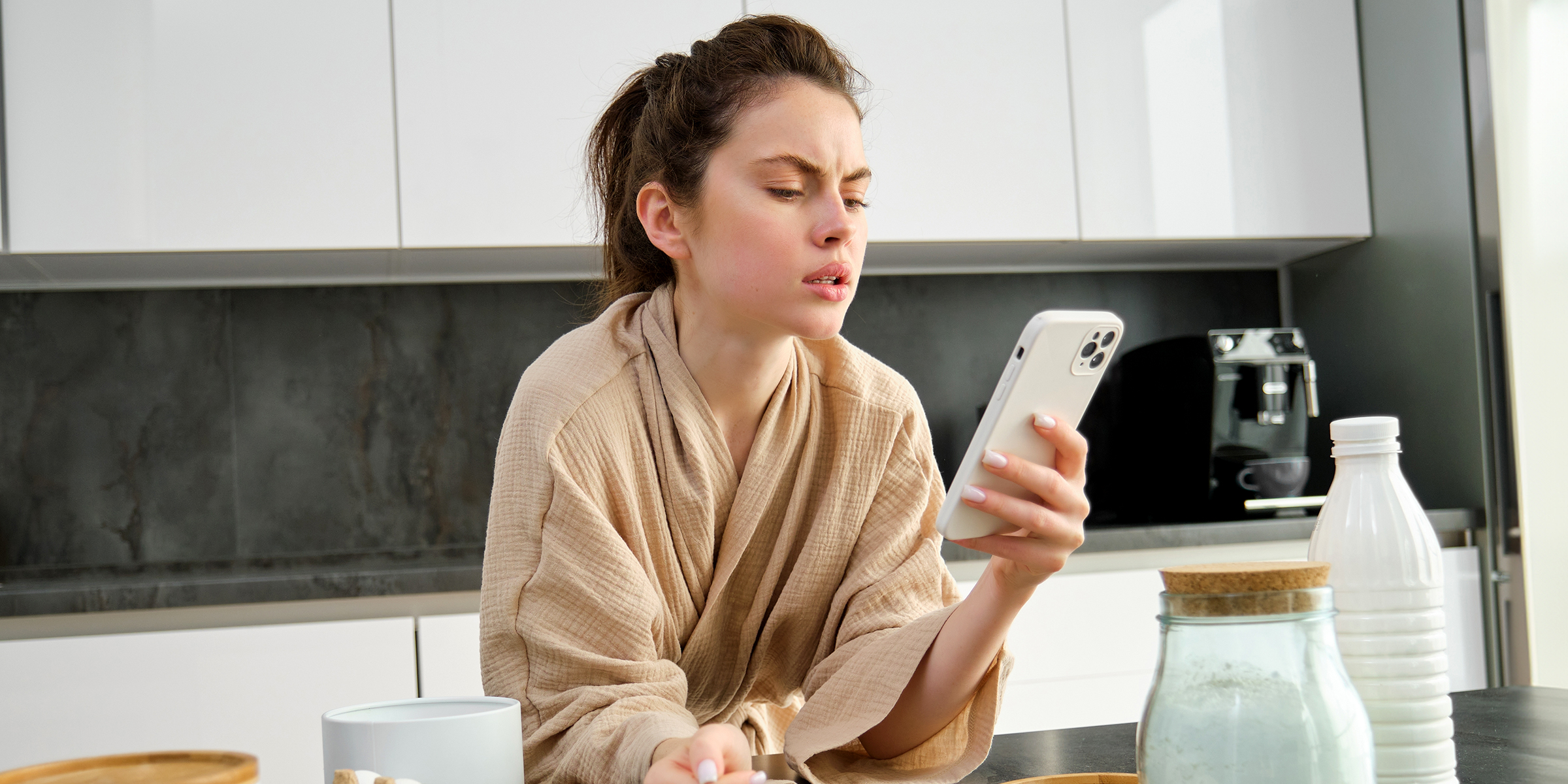 Eine junge Frau benutzt ihr Telefon | Quelle: Shutterstock