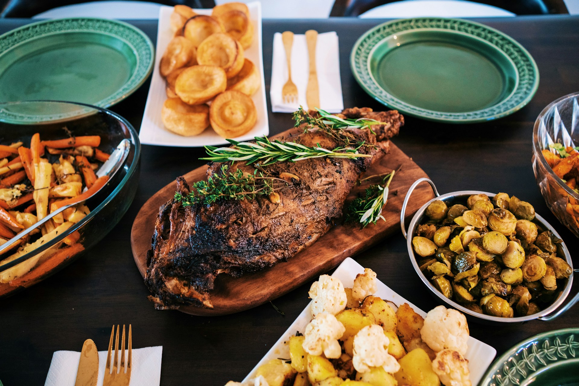 Auf einem Tisch gedecktes Abendessen | Quelle: Unsplash