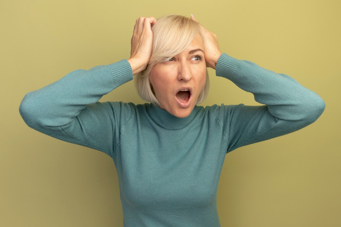 Eine wütende Frau, die sich an den Kopf fasst | Quelle: Freepik