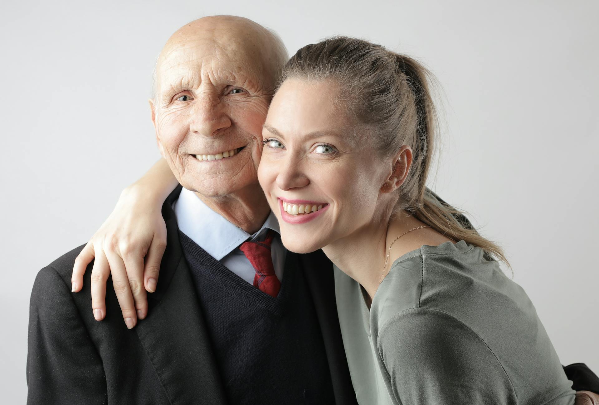 Ein lächelndes Vater-Tochter-Duo | Quelle: Pexels