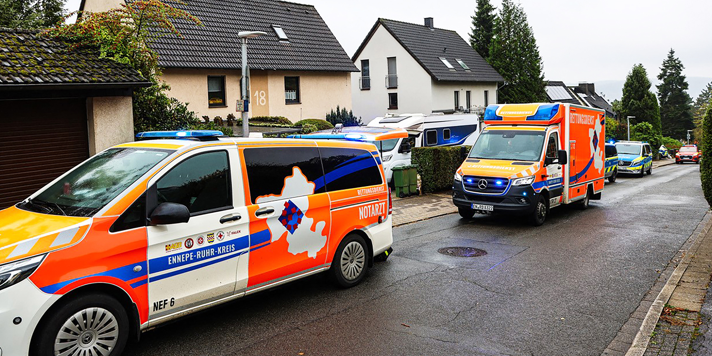 Am 7. Oktober 2025 sieht man in Herdecke, Westdeutschland, Rettungswagen in der Nähe des Ortes, an dem Iris Stalzer, die frisch gewählte Bürgermeisterin von Herdecke, bei einem Messerangriff schwer verletzt wurde. | Quelle: Getty Images