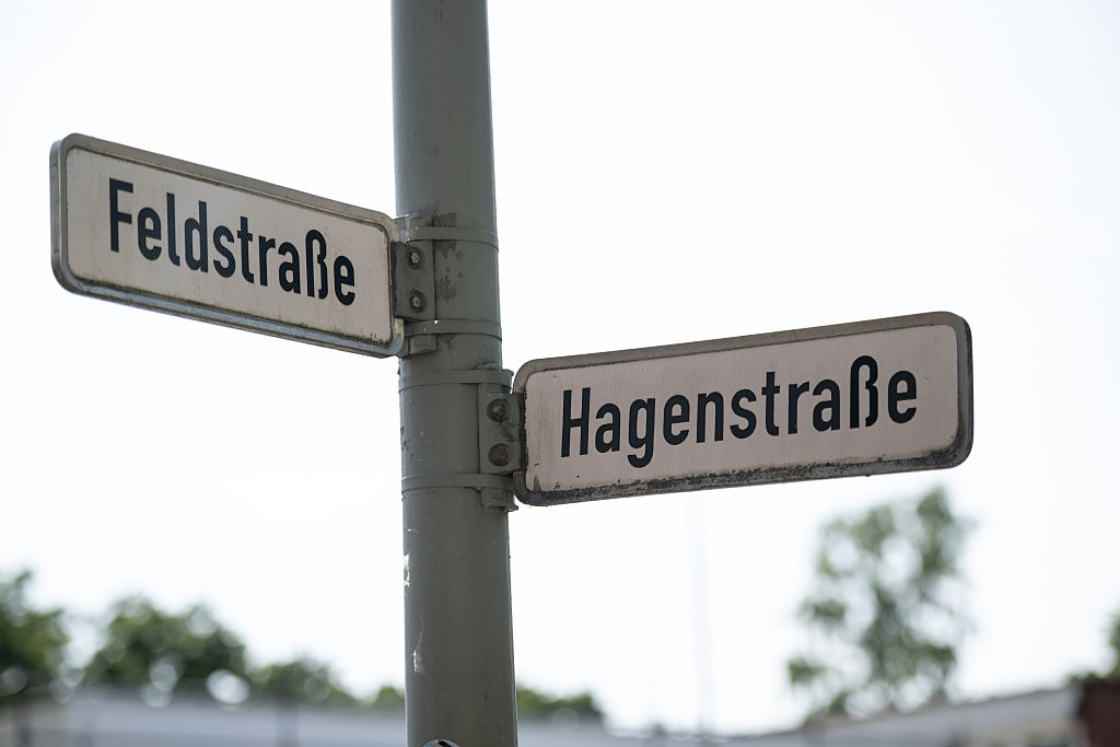 27. Mai 2026, Nordrhein-Westfalen, Dinslaken: Die Verkehrsschilder an der Kreuzung, an der sich der Unfall ereignete, weisen auf die Straßen „Feldstraße“ und „Hagenstraße“ hin. Zwei Kinder starben nach einem schweren Unfall in der Nähe einer Schule in Dinslaken. | Quelle: Getty Images