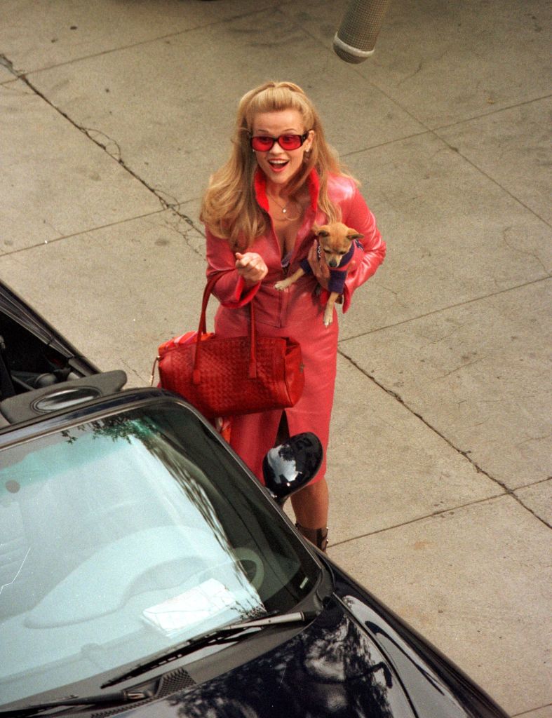 Die Schauspielerin Reese Witherspoon dreht am 21. Oktober 2000 in Los Angeles eine Szene am Set von „Legally Blonde“ | Quelle: Getty Images