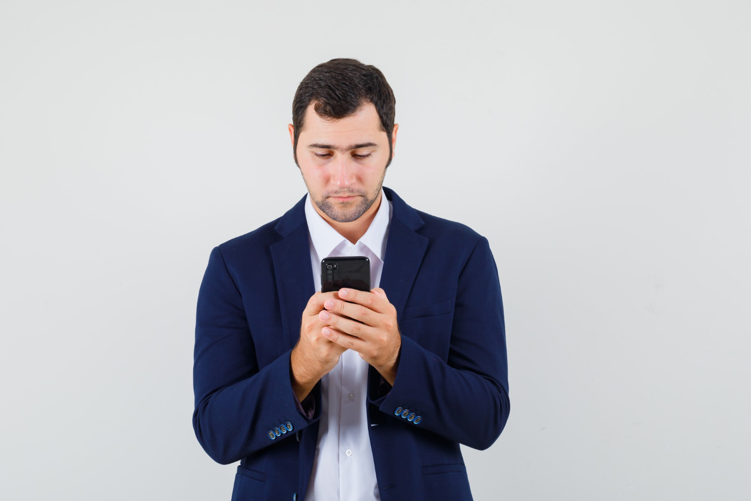Ein verzweifelter Mann schaut auf sein Telefon | Quelle: Freepik
