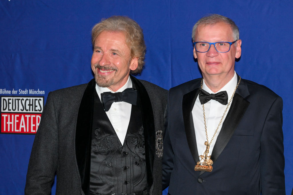 Günther Jauch and Thomas Gottschalk attend the award ceremony for the Karl Valentin Order at the Deutsches Theater, 08. February 2025, München | Source: Getty Images Günther Jauch und Thomas Gottschalk bei der Verleihung des Karl-Valentin-Ordens im Deutschen Theater, 08. Februar 2025, München | Quelle: Getty Images