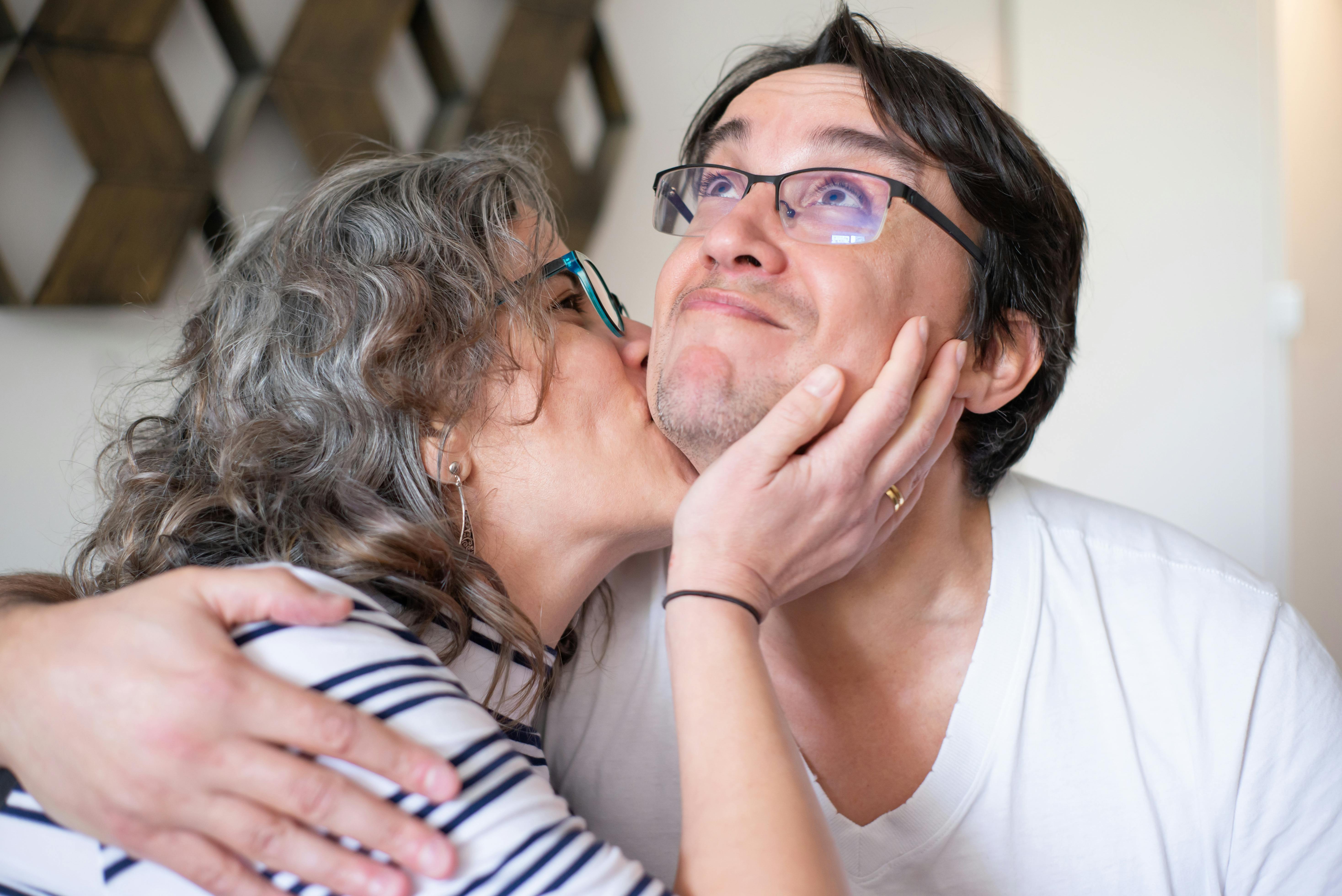 Eine Frau küsst einen Mann auf die Wange | Quelle: Pexels
