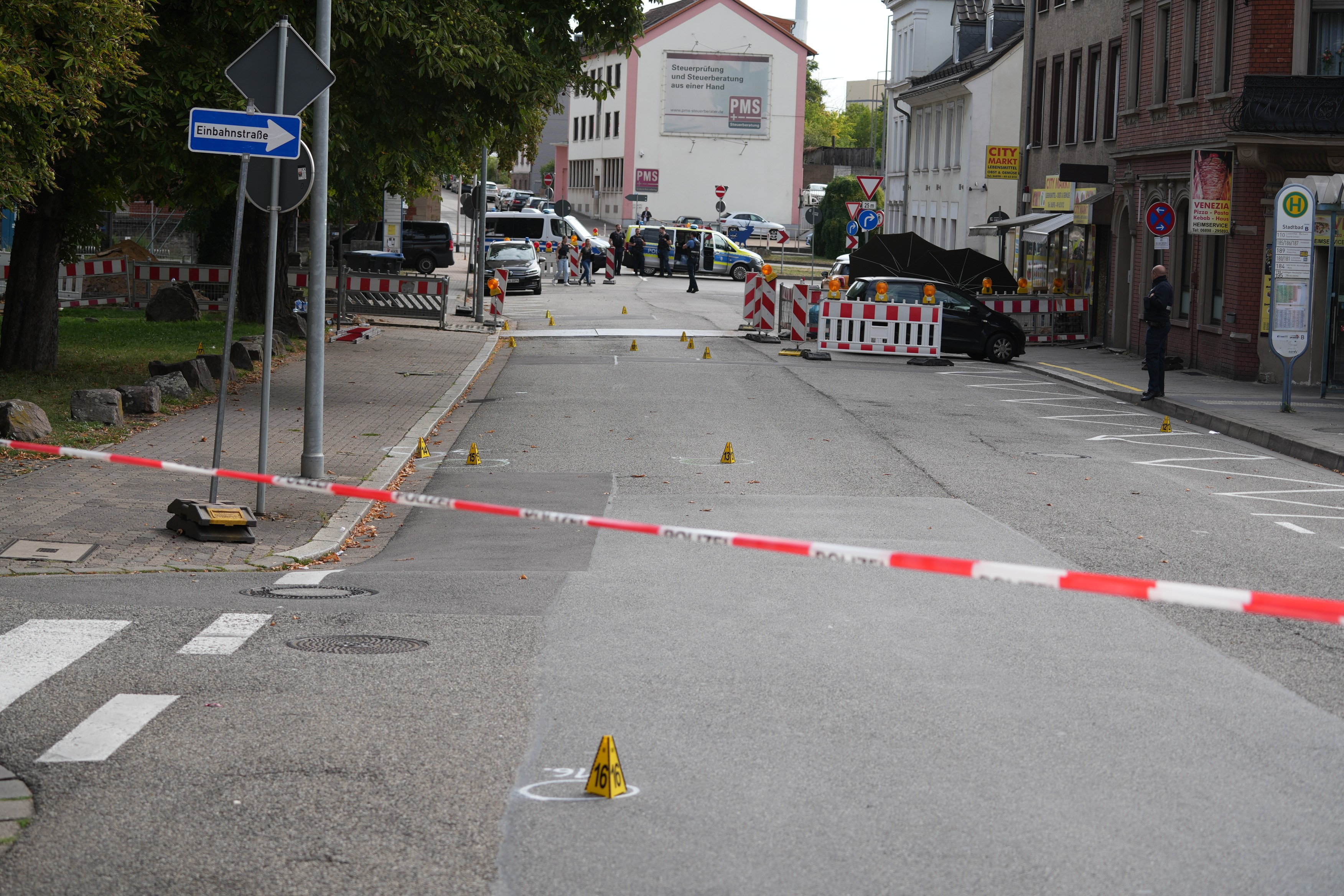 22. August 2025, Saarland, Völklingen: Polizeibeamte untersuchen die Umgebung eines Tatorts. Ein Polizeibeamter wurde nach einem Raubüberfall auf eine Tankstelle in Völklingen, Saarland, durch Schüsse getötet. Nach Angaben der Polizei entriss der mutmaßliche Täter dem Beamten während eines Handgemenges dessen Dienstwaffe und schoss. | Quelle: Getty Images