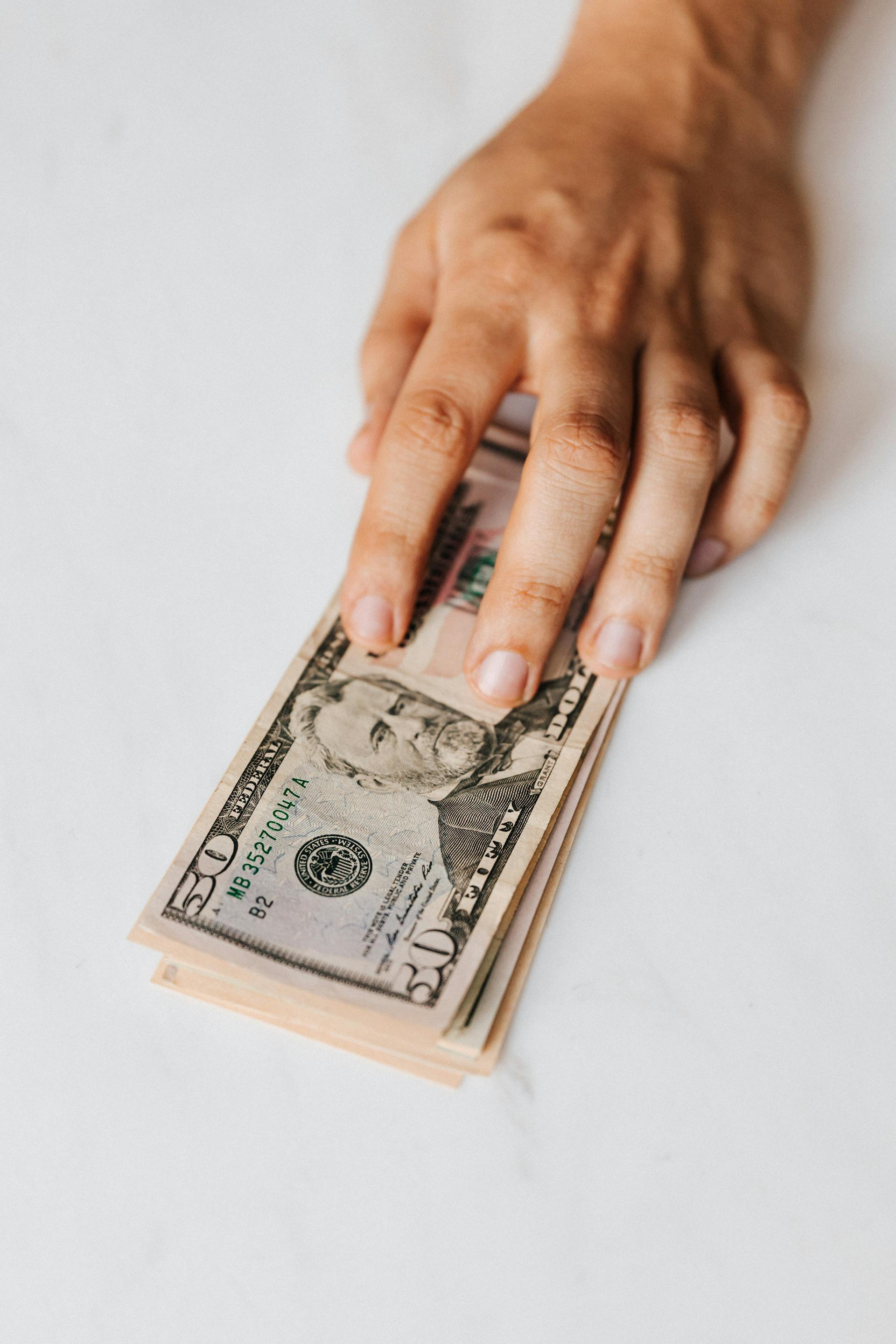 Ein Mann mit Geld in der Hand | Quelle: Pexels