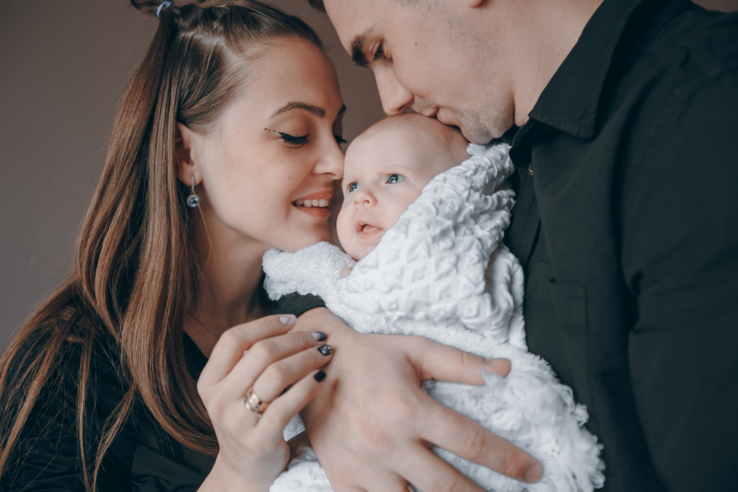 Ein Paar hält ein Baby | Quelle: Freepik