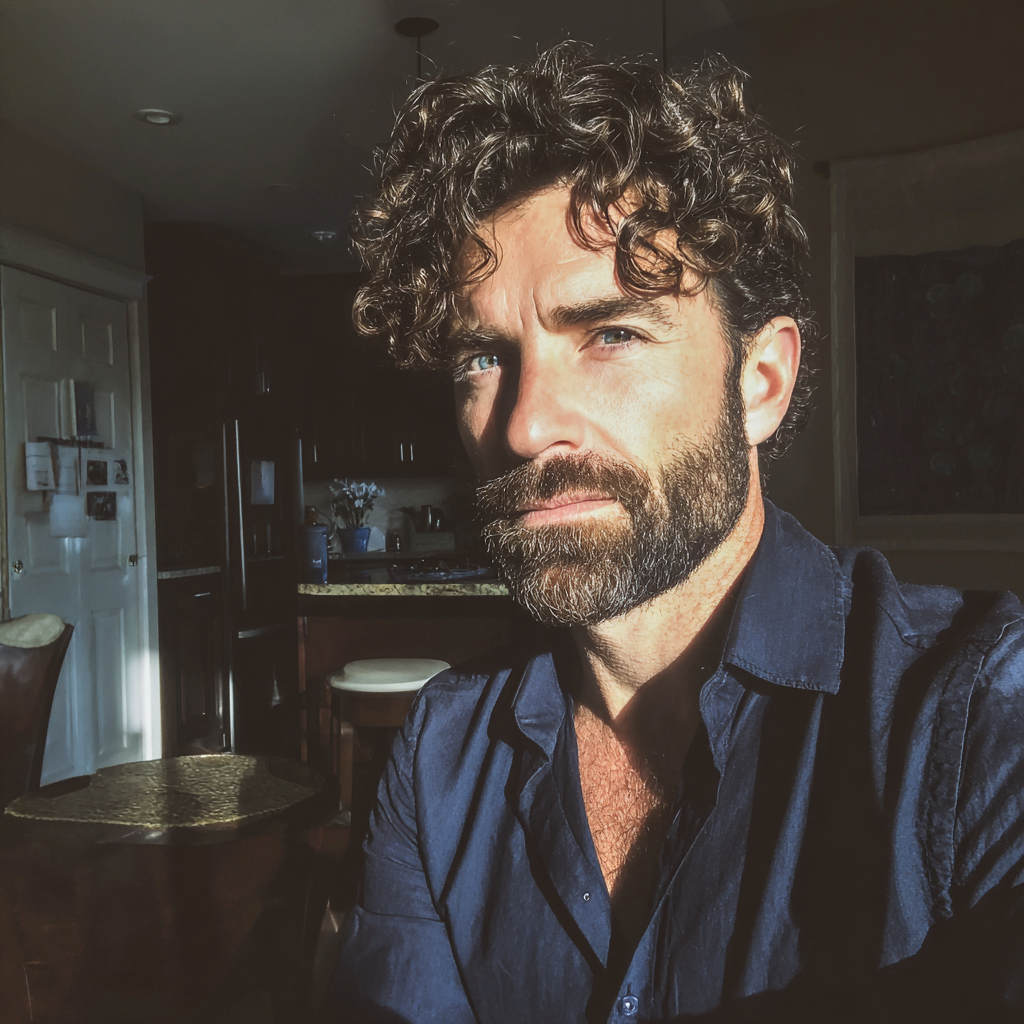 Ein lässiger Mann, der an einem Tisch sitzt | Quelle: Midjourney