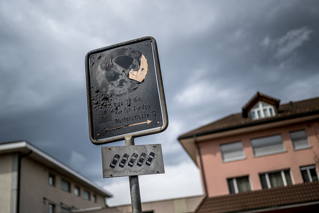 Ein verbranntes Parkverbotsschild in Kerzers. Dort war am 10. März 2026 ein Bus in Brand geraten, wobei mindestens sechs Menschen ums Leben kamen und fünf weitere verletzt wurden | Quelle: Getty Images