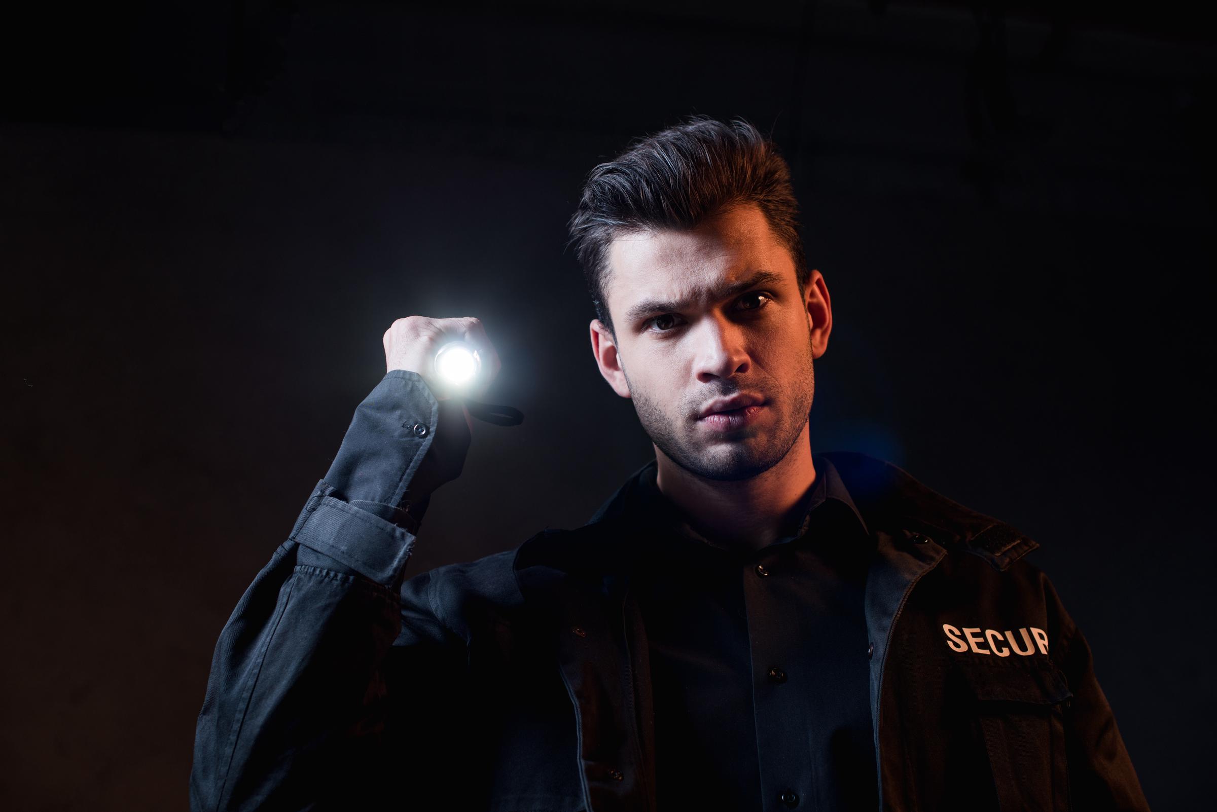 Wachmann mit einer Taschenlampe | Quelle: Shutterstock