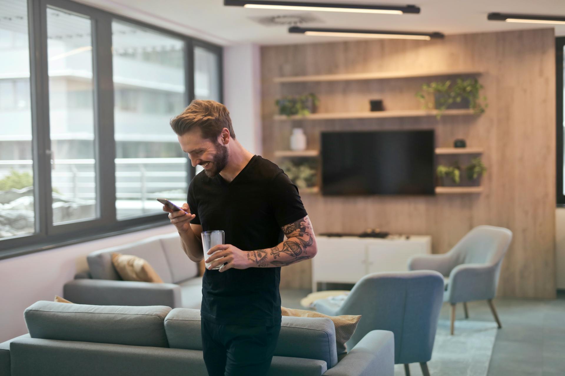 Ein Mann benutzt sein Telefon | Quelle: Pexels