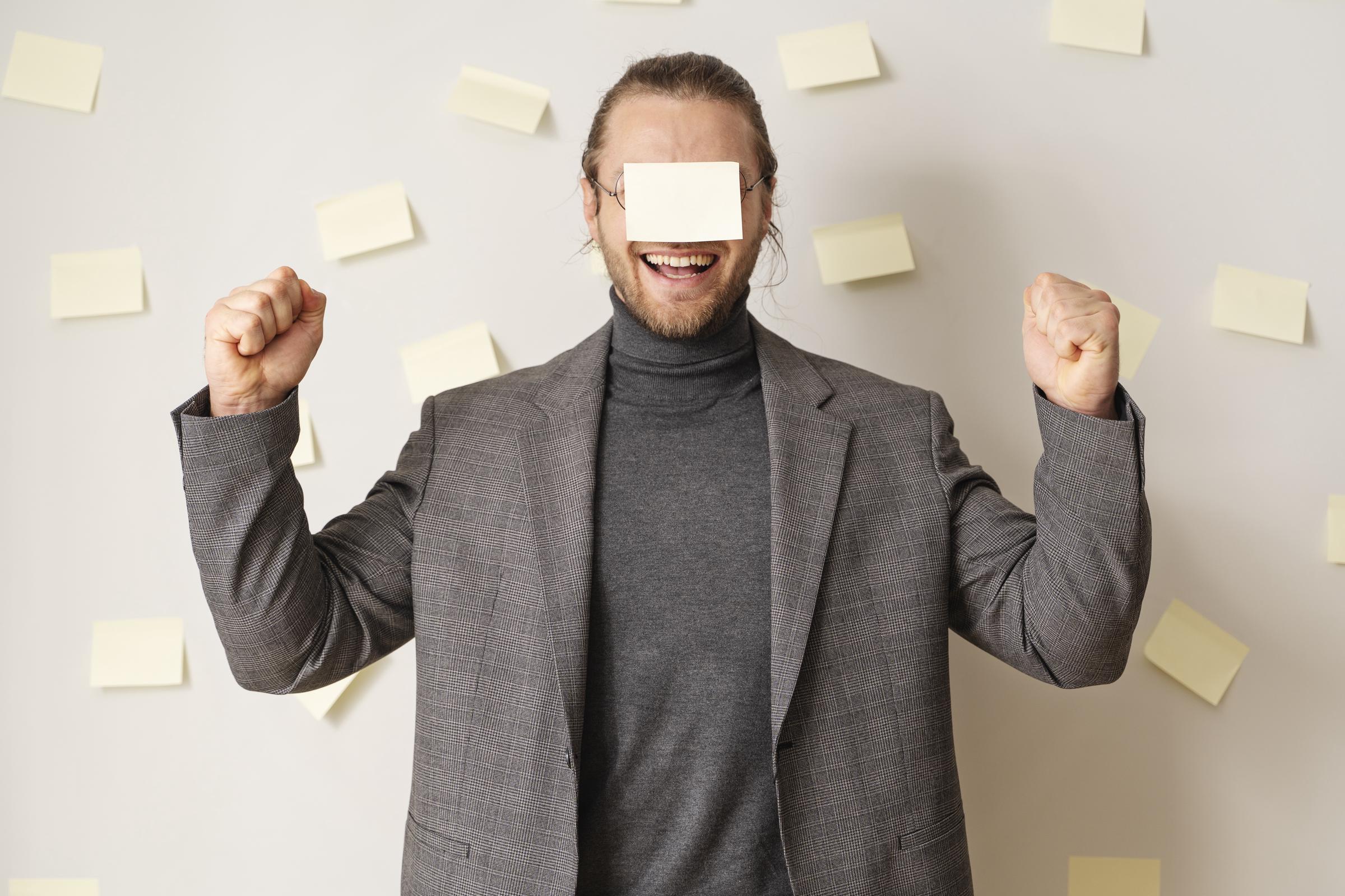 Ein Mann mit einem Klebezettel im Gesicht | Quelle: Freepik