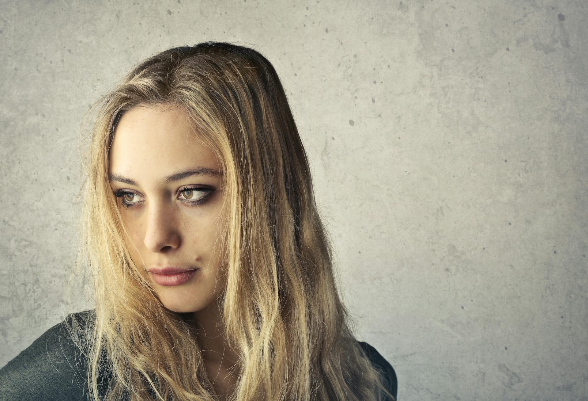 Eine Frau starrt jemanden an | Quelle: Pexels