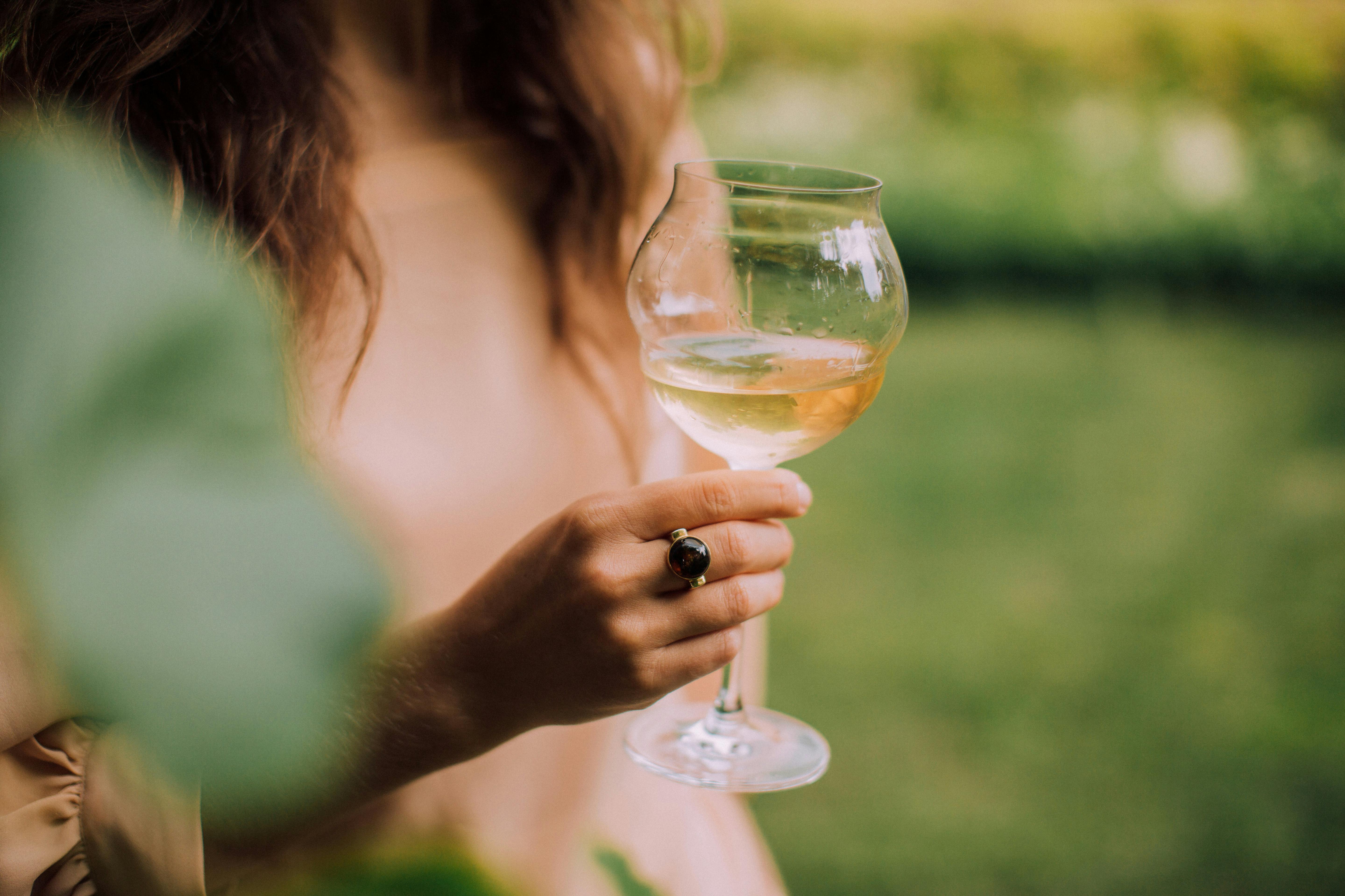 Eine Frau hält ein Weinglas | Quelle: Pexels