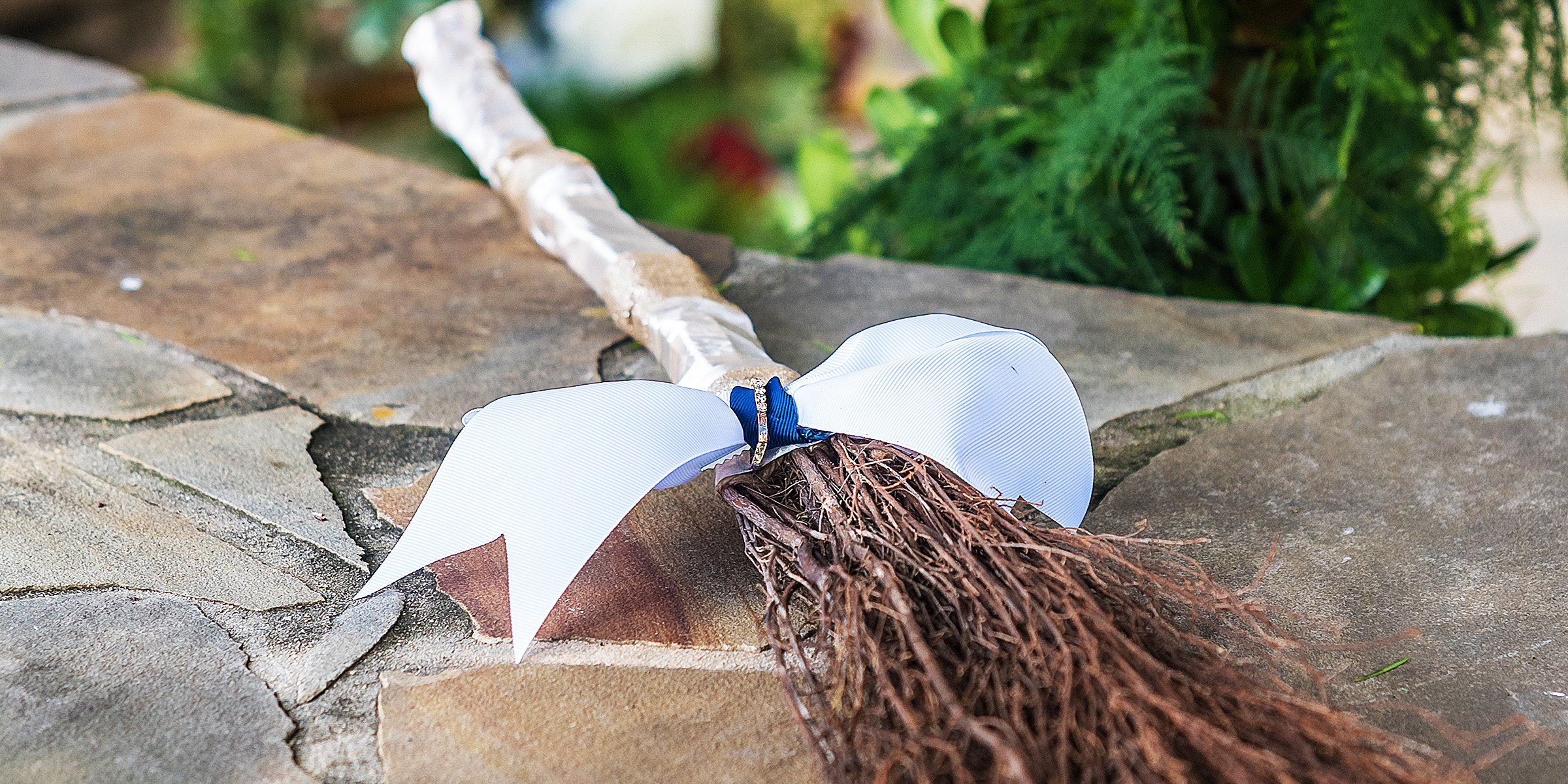 Ein Besen aus Zweigen | Quelle: Shutterstock