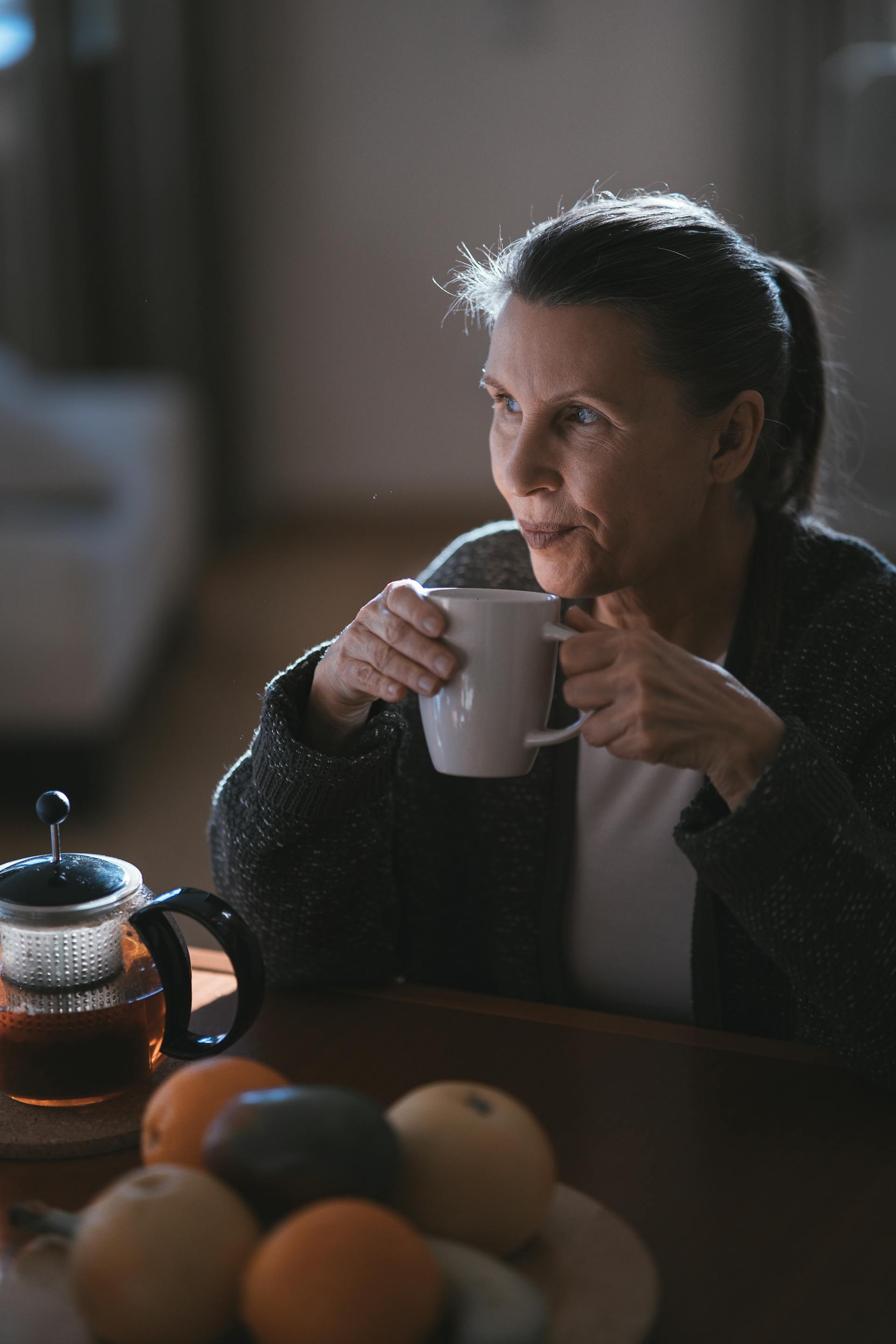 Eine Frau trinkt Kaffee | Quelle: Pexels