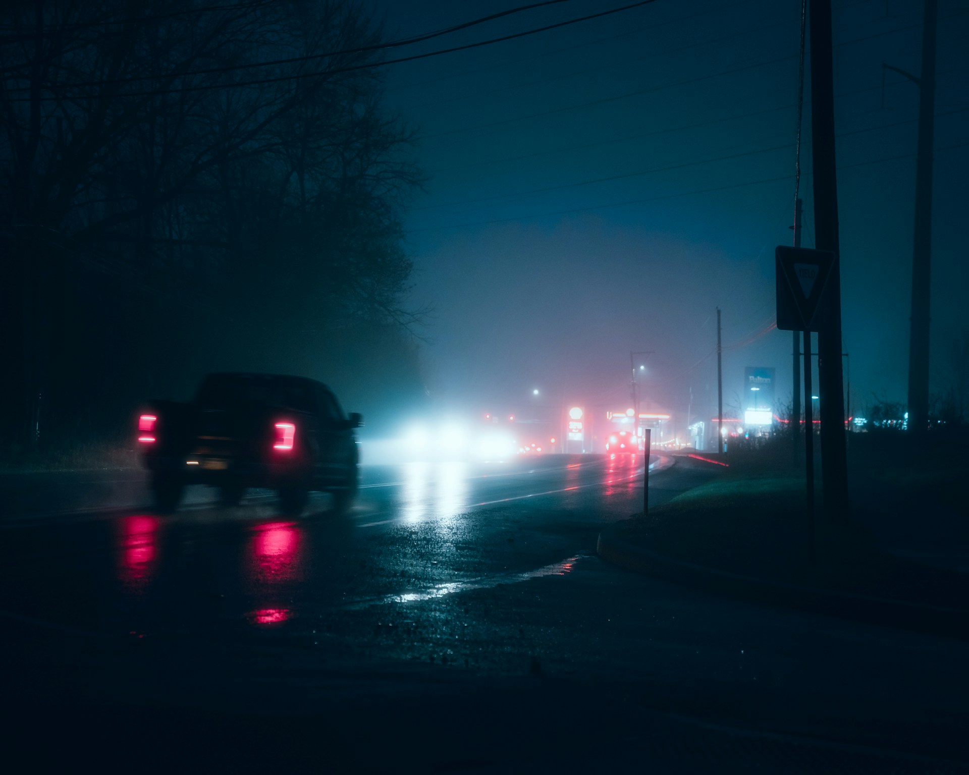 Ein Fahrzeug auf der Straße bei Nacht | Quelle: Unsplash