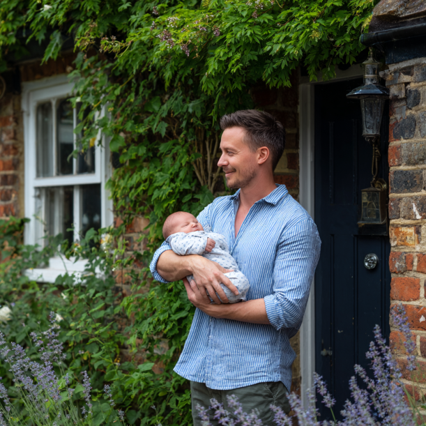 Ein Mann mit seinem Baby | Quelle: Midjourney