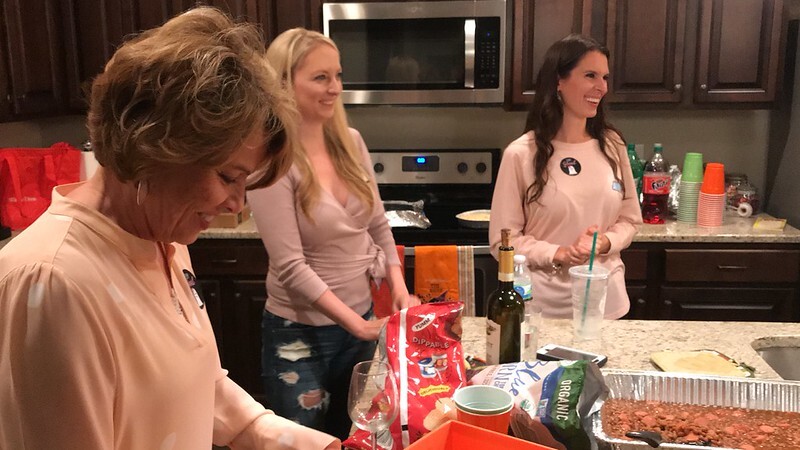 Versammelte Menschen auf einer Party | Quelle: Flickr