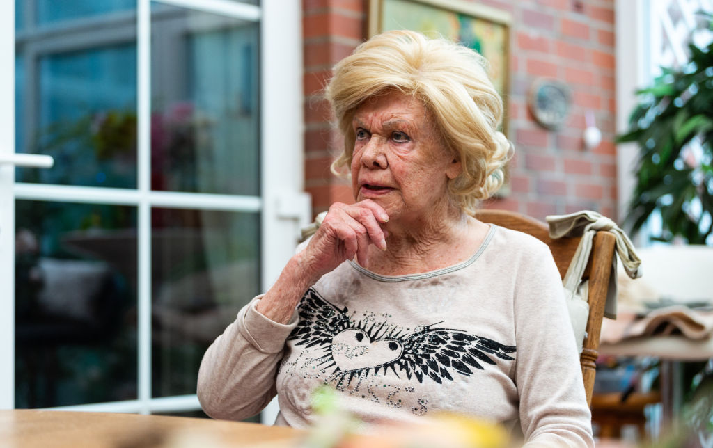 29. Juni 2021, Niedersachsen, Eyendorf: Die Schauspielerin Ingrid van Bergen spricht während eines Interviews. | Quelle: Getty Images