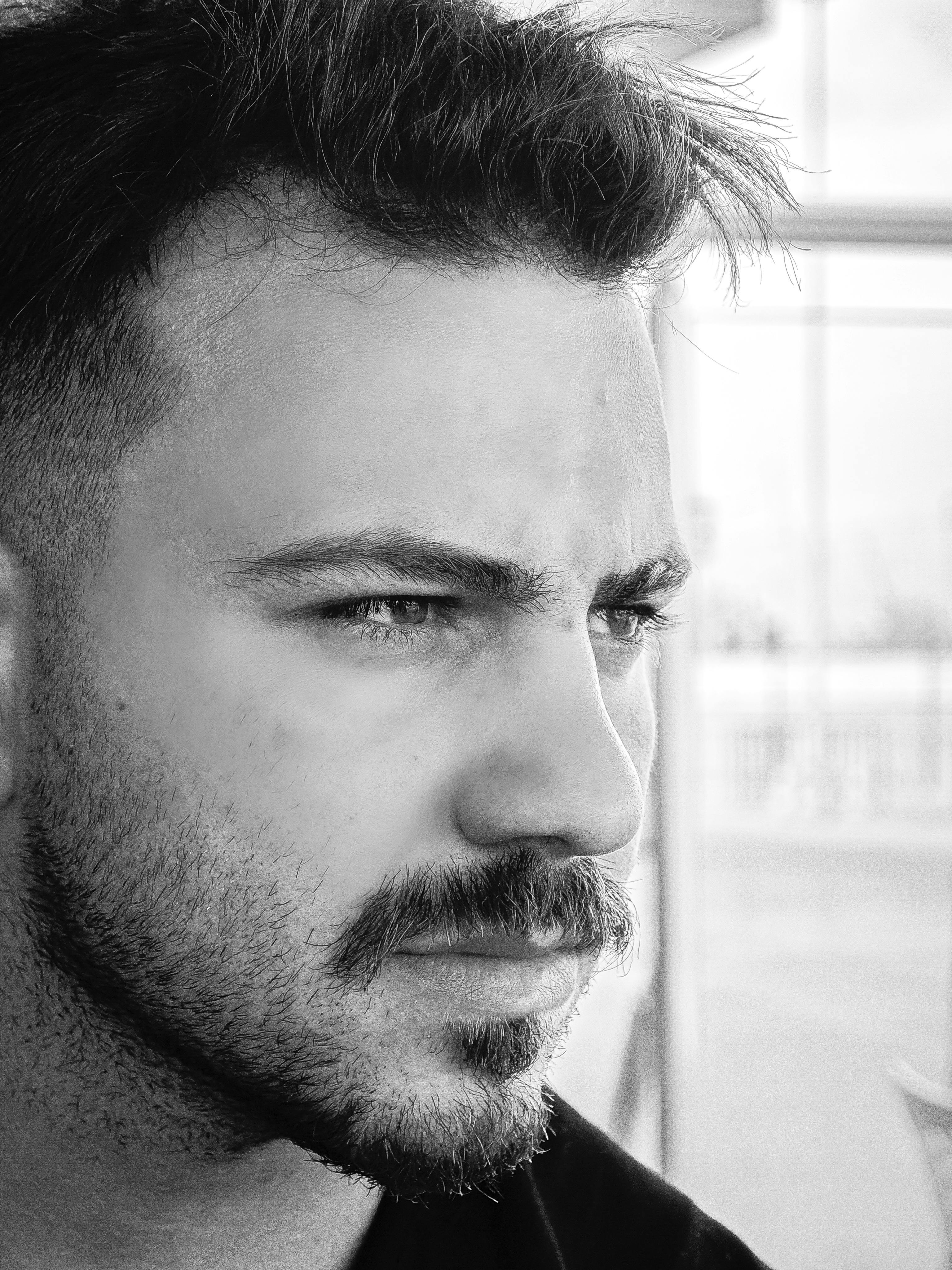 Ein ernster Mann | Quelle: Pexels