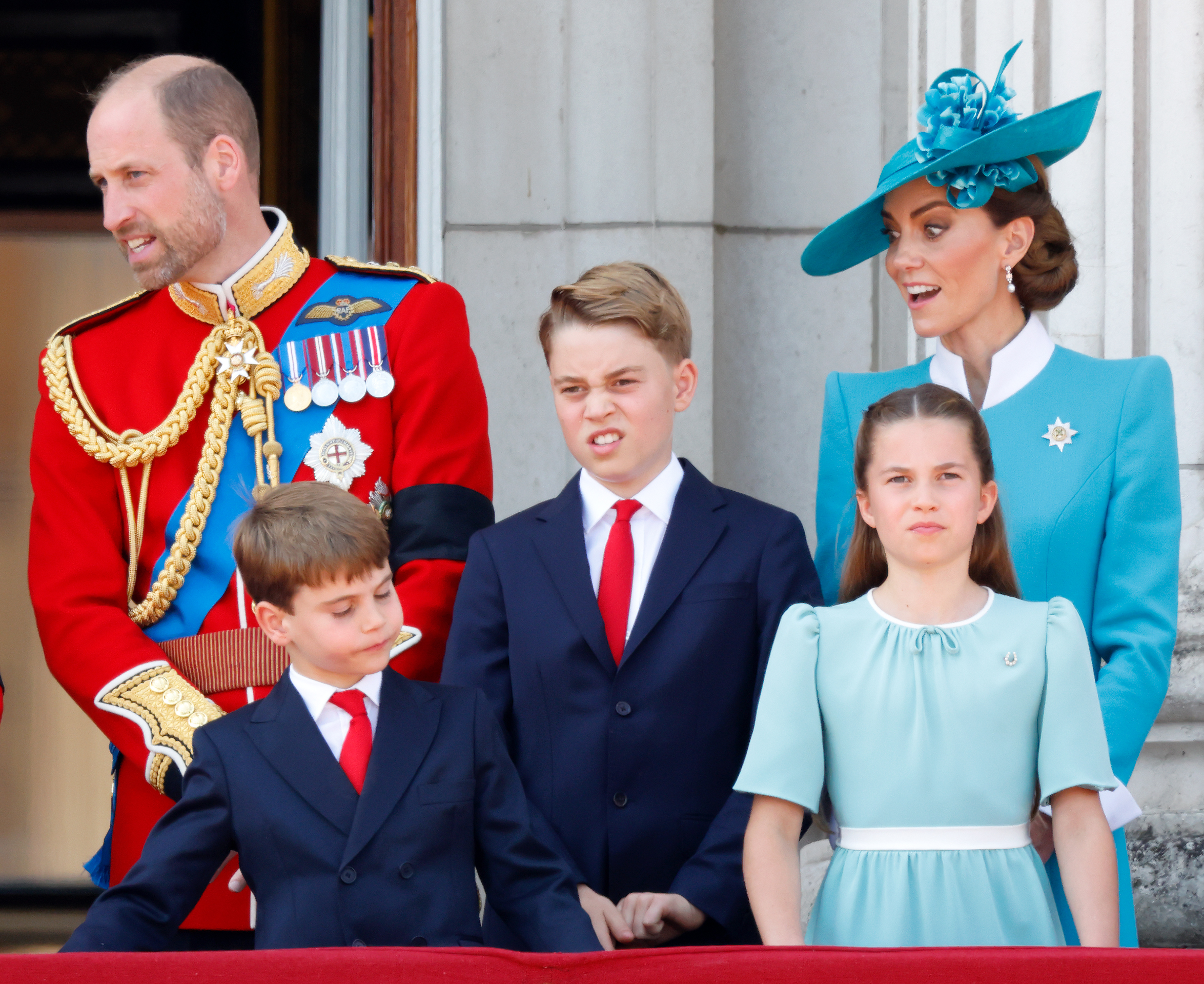 Prinz William, Prinz Louis, Prinz George, Prinzessin Catherine und Prinzessin Charlotte werden mit ehrlichen und lustigen Gesichtsausdrücken eingefangen, während sie den RAF-Flugvorbeiflug beobachten.