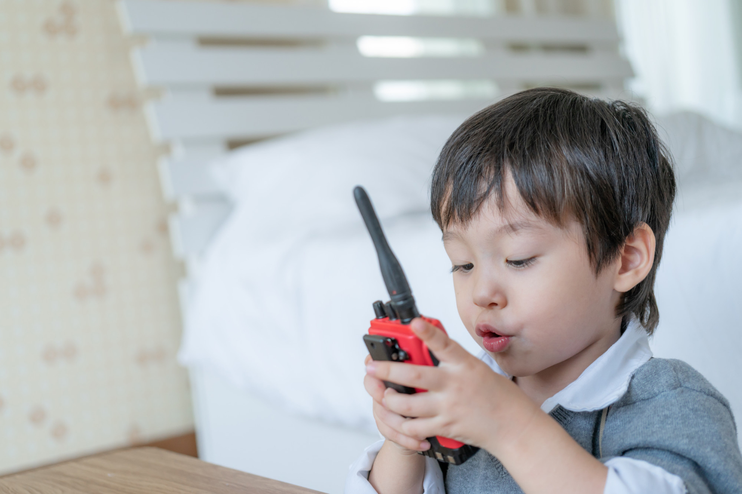 Ein kleiner Junge hält ein Walkie-Talkie | Quelle: Freepik