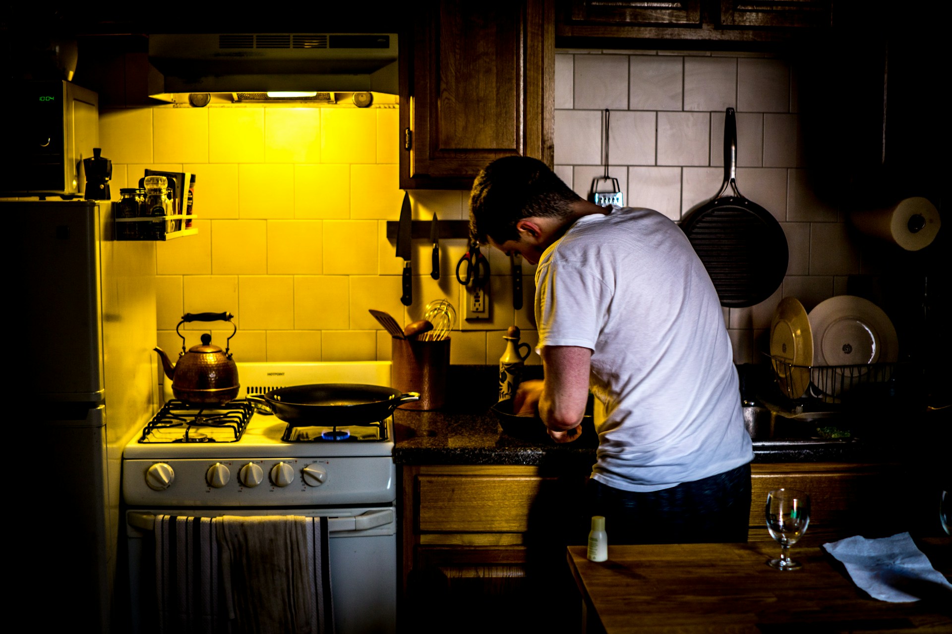 Ein junger Mann in der Küche | Quelle: Unsplash