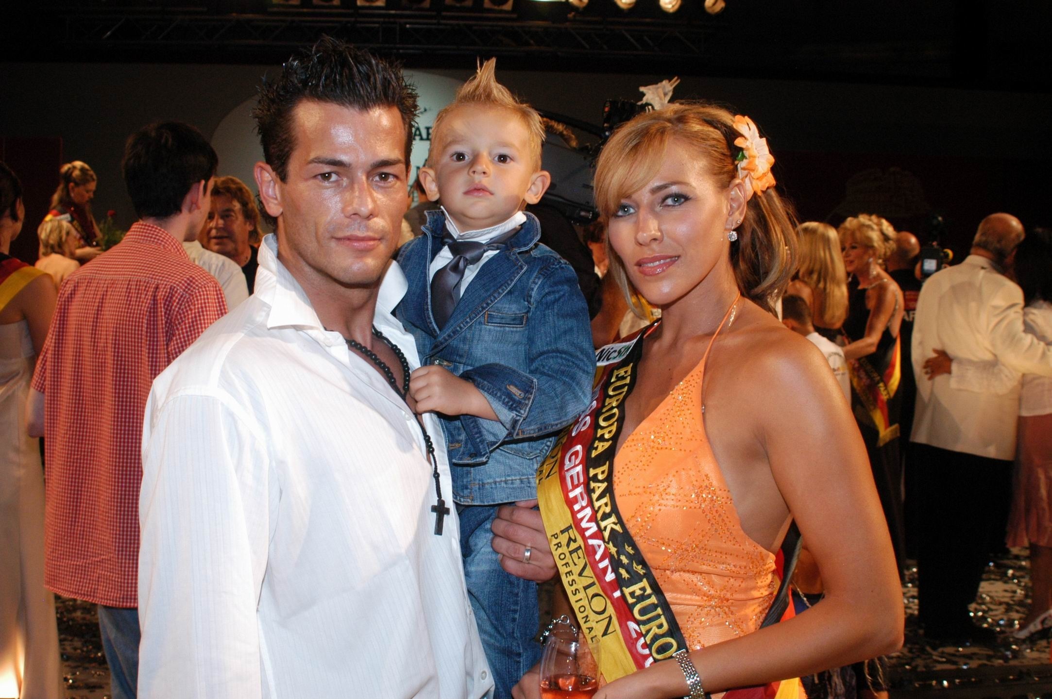 Adrian und Sandra Ursache mit Söhnchen Marvin-Laurenzo 2005 in Rust | Quelle: GettyImages
