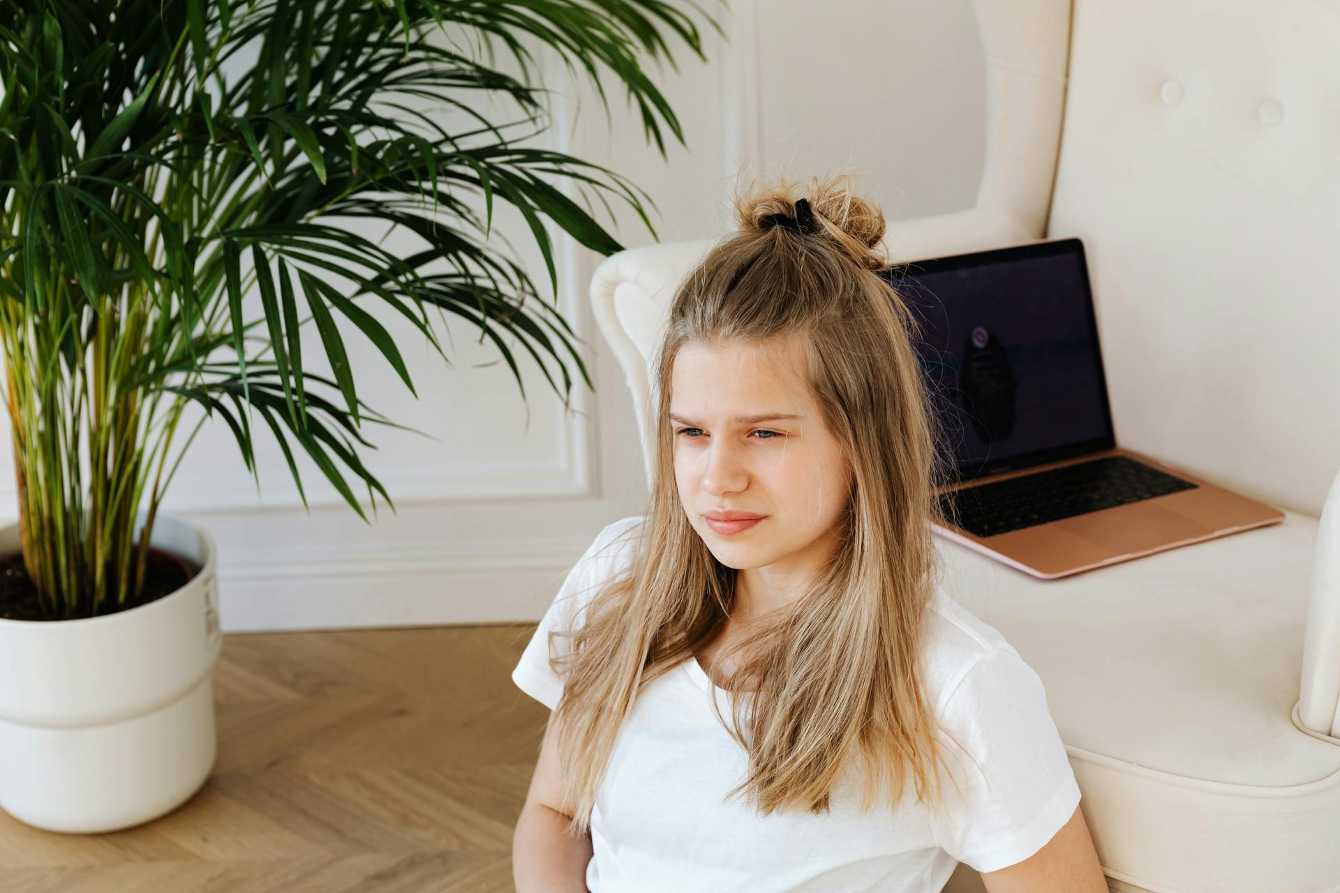 Ein nachdenkliches Teenager-Mädchen | Quelle: Pexels