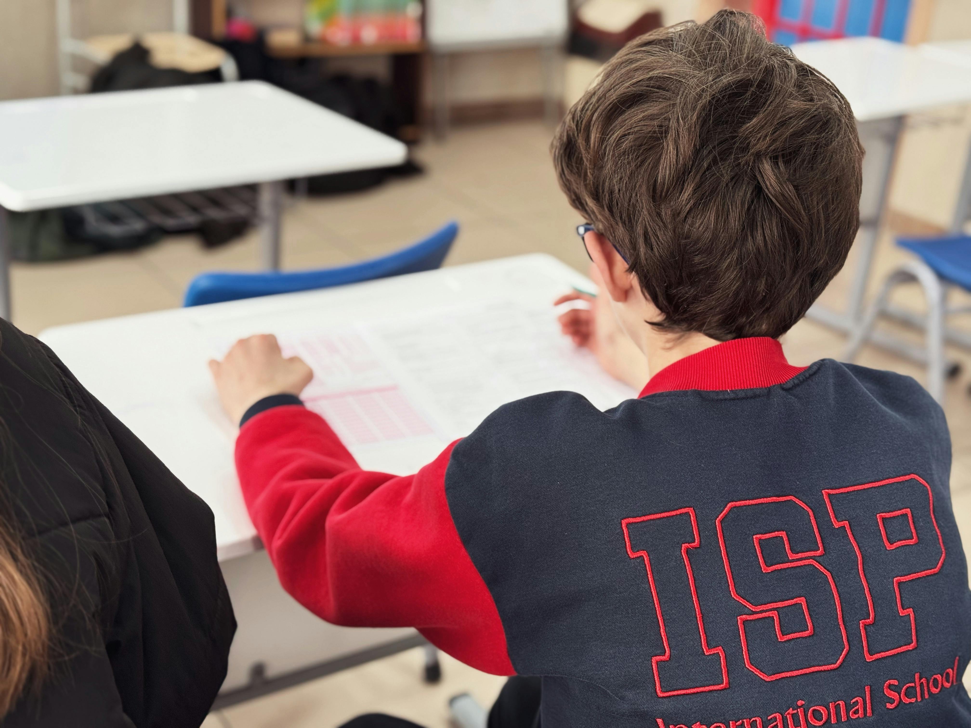 Ein Junge sitzt in einem Klassenzimmer | Quelle: Pexels