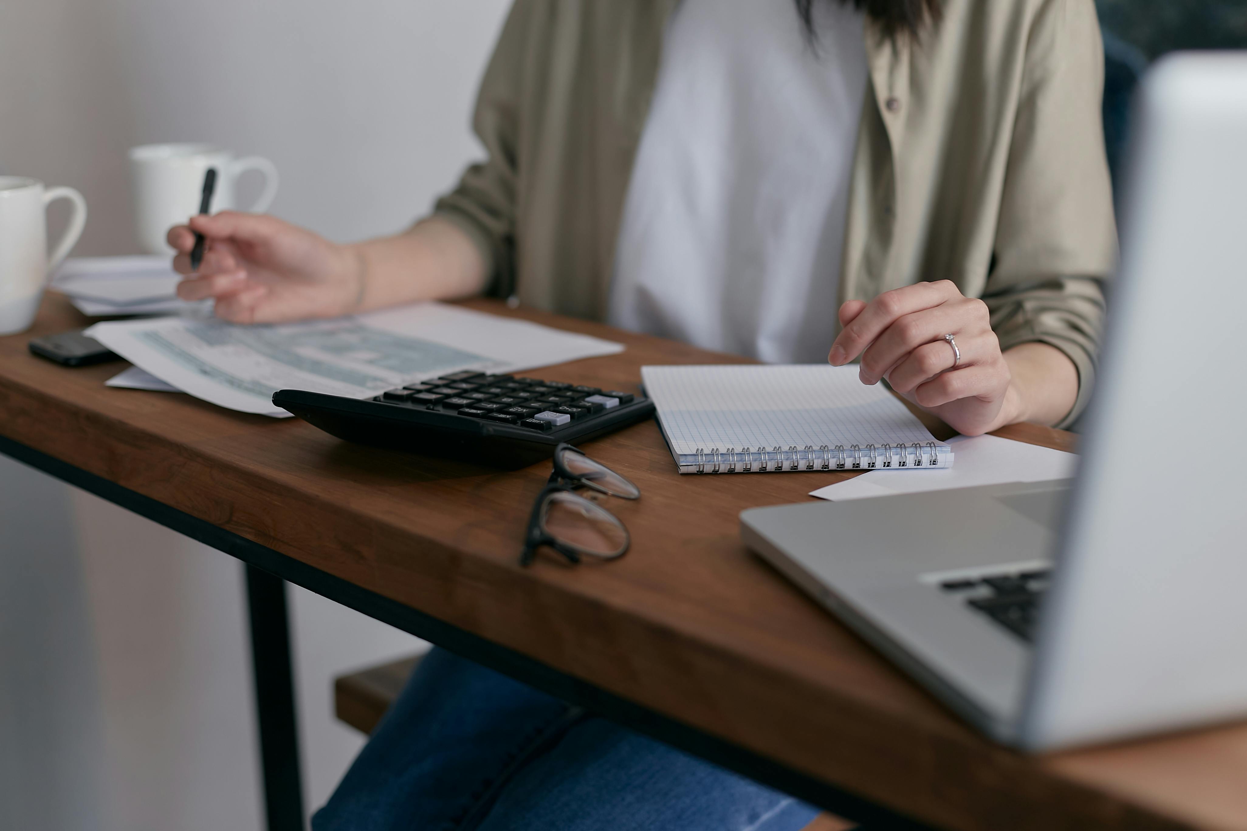 Eine Frau, die etwas berechnet | Quelle: Pexels
