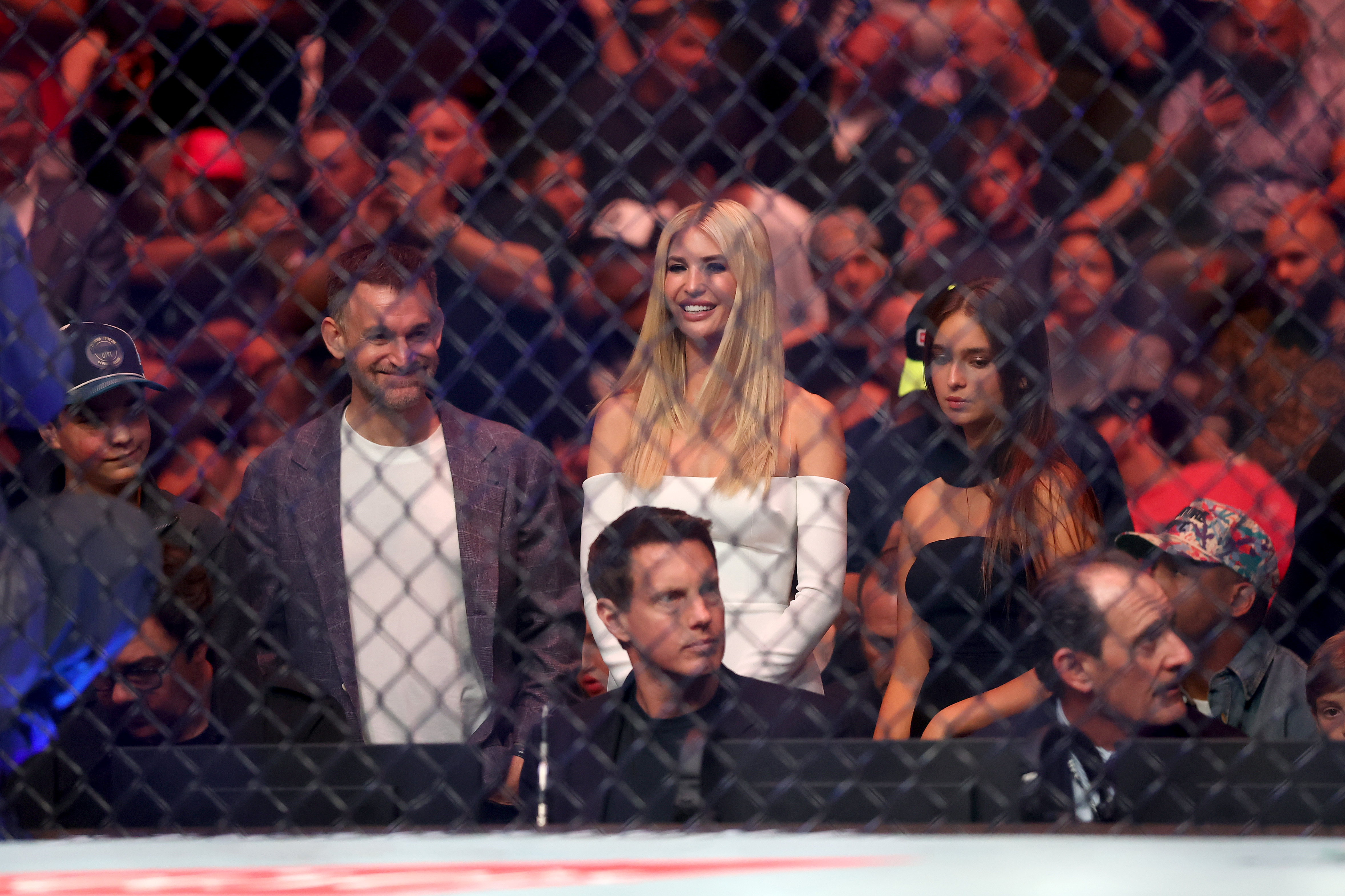 Ivanka Trump und Arabella Rose schauen zu während UFC 316 im Prudential Center in Newark, New Jersey am 7. Juni 2025 | Quelle: Getty Images