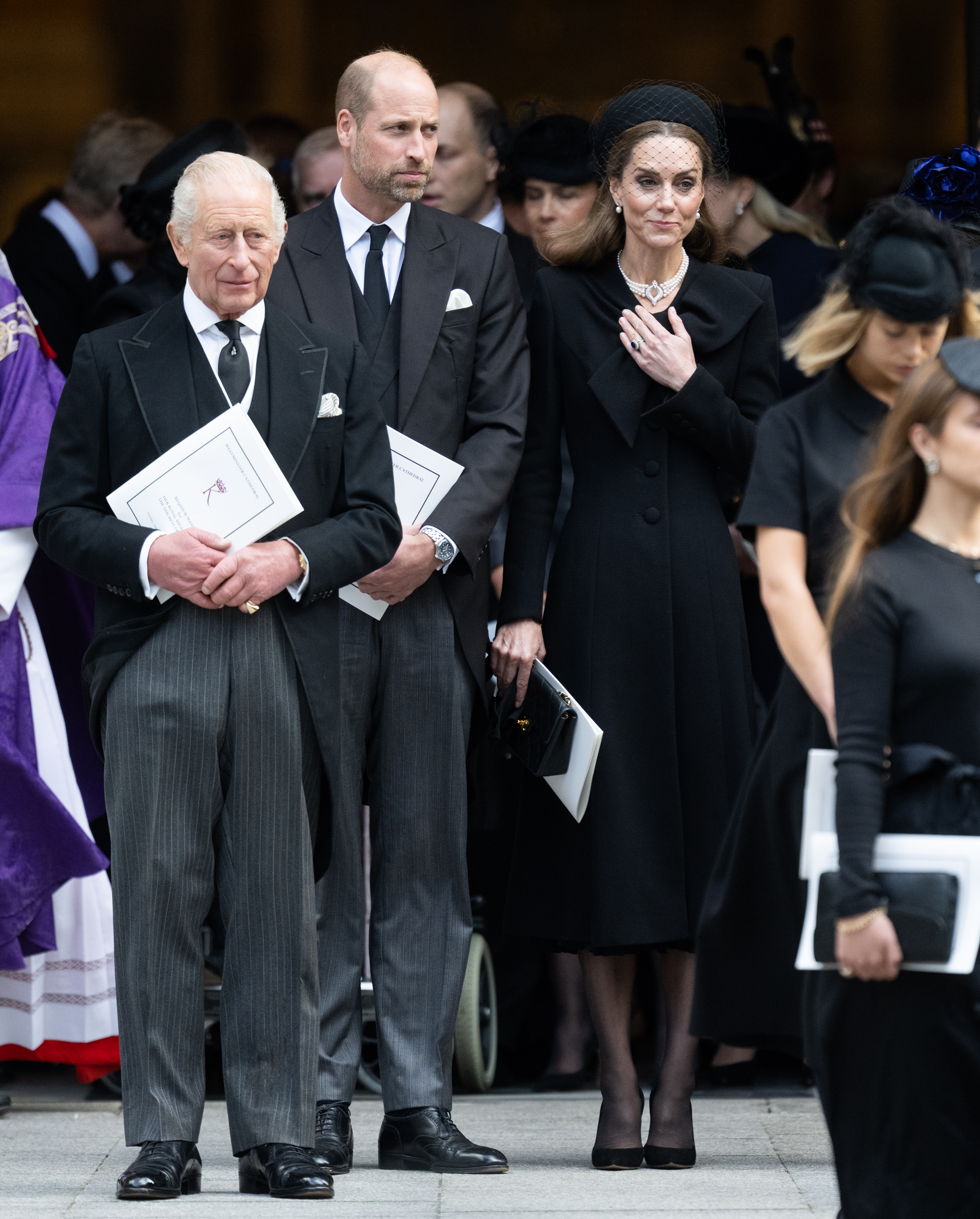 König Charles III, Prinz William, Prinz von Wales und Catherine, Prinzessin von Wales nehmen an der Beerdigung der Herzogin von Kent in der Westminster Cathedral am 16. September 2025 in London, England, teil. | Quelle: Getty Images