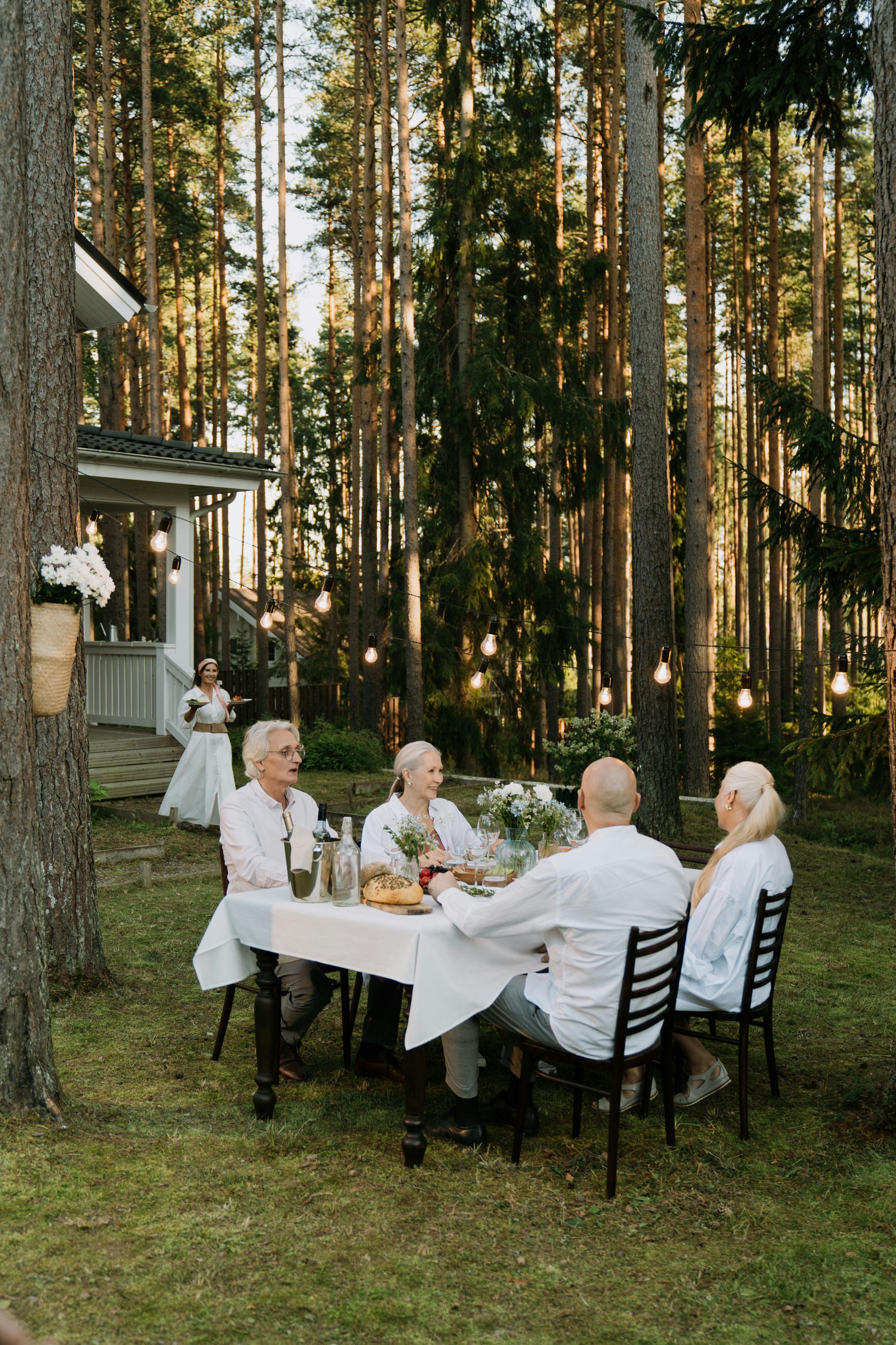 Menschen, die in einem Hinterhof sitzen | Quelle: Pexels