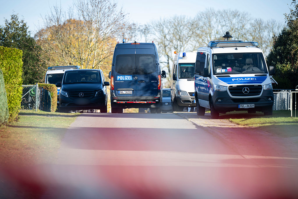 06. November 2025, Mecklenburg-Vorpommern, Güstrow: Polizeiautos stehen vor einem Haus in Reimershagen. Nach zahlreichen Hinweisen in „Aktenzeichen XY“ durchsucht die Polizei erneut mehrere Grundstücke in Reimershagen und dem Nachbardorf Rum Koge | Quelle: Getty Images