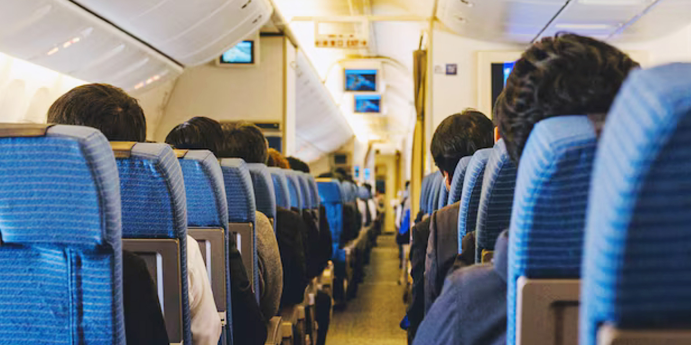 Menschen, die in einem Flugzeug sitzen | Quelle: Freepik